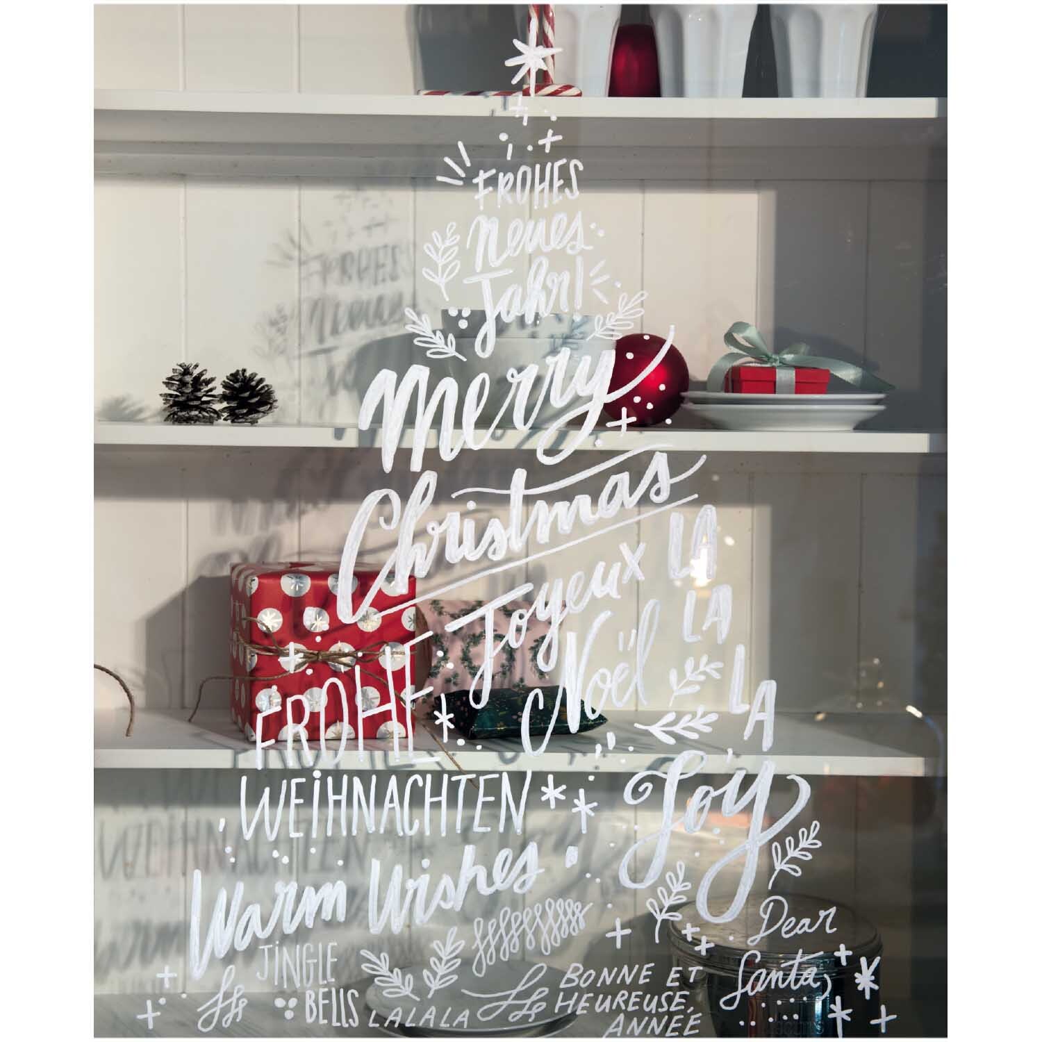 Vorlagenmappe Classical Christmas: Fenster mit festlichen Kreidestift-Malereien und weihnachtlichen Dekorationen.