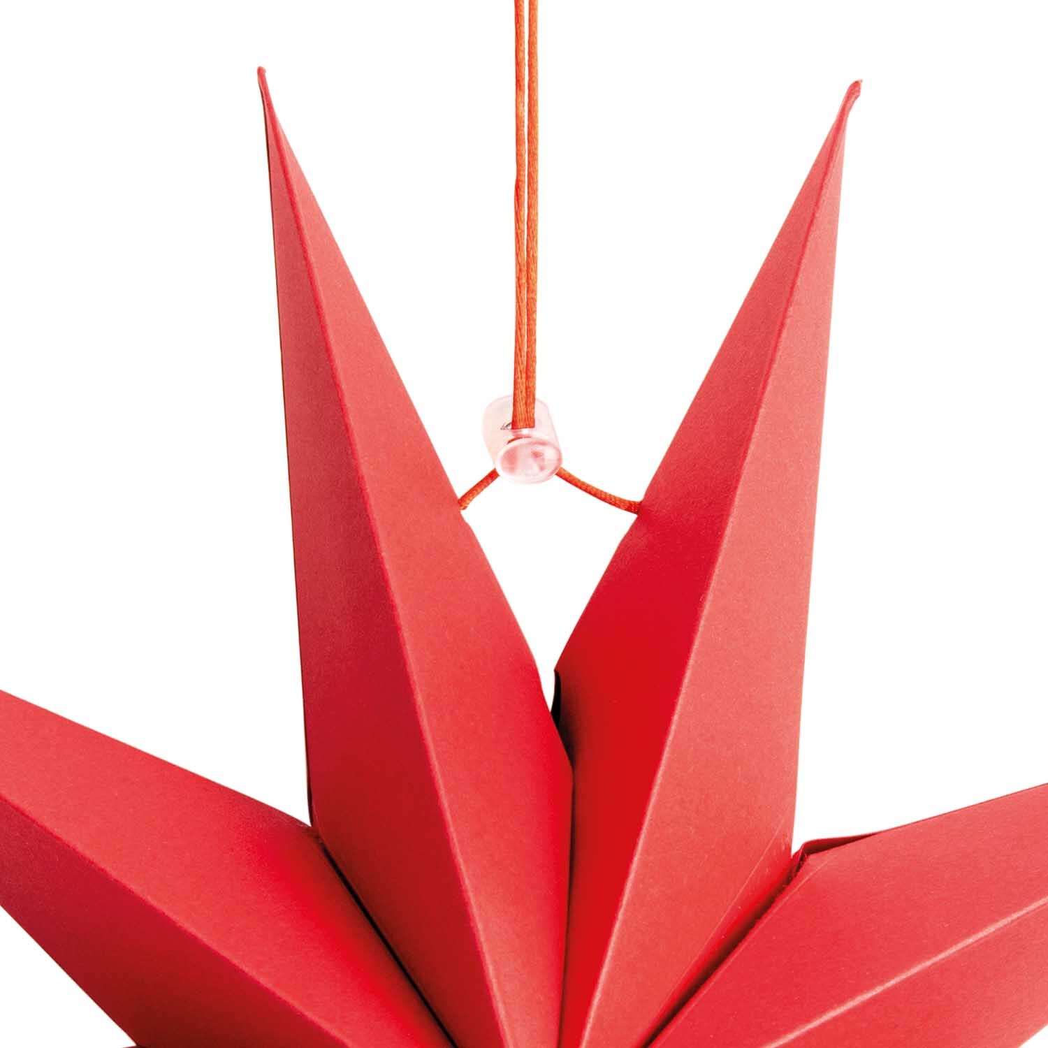 Papierstern auffaltbar 28cm von Rico Design in leuchtendem Rot, aufgehängt vor schwarzem Hintergrund.