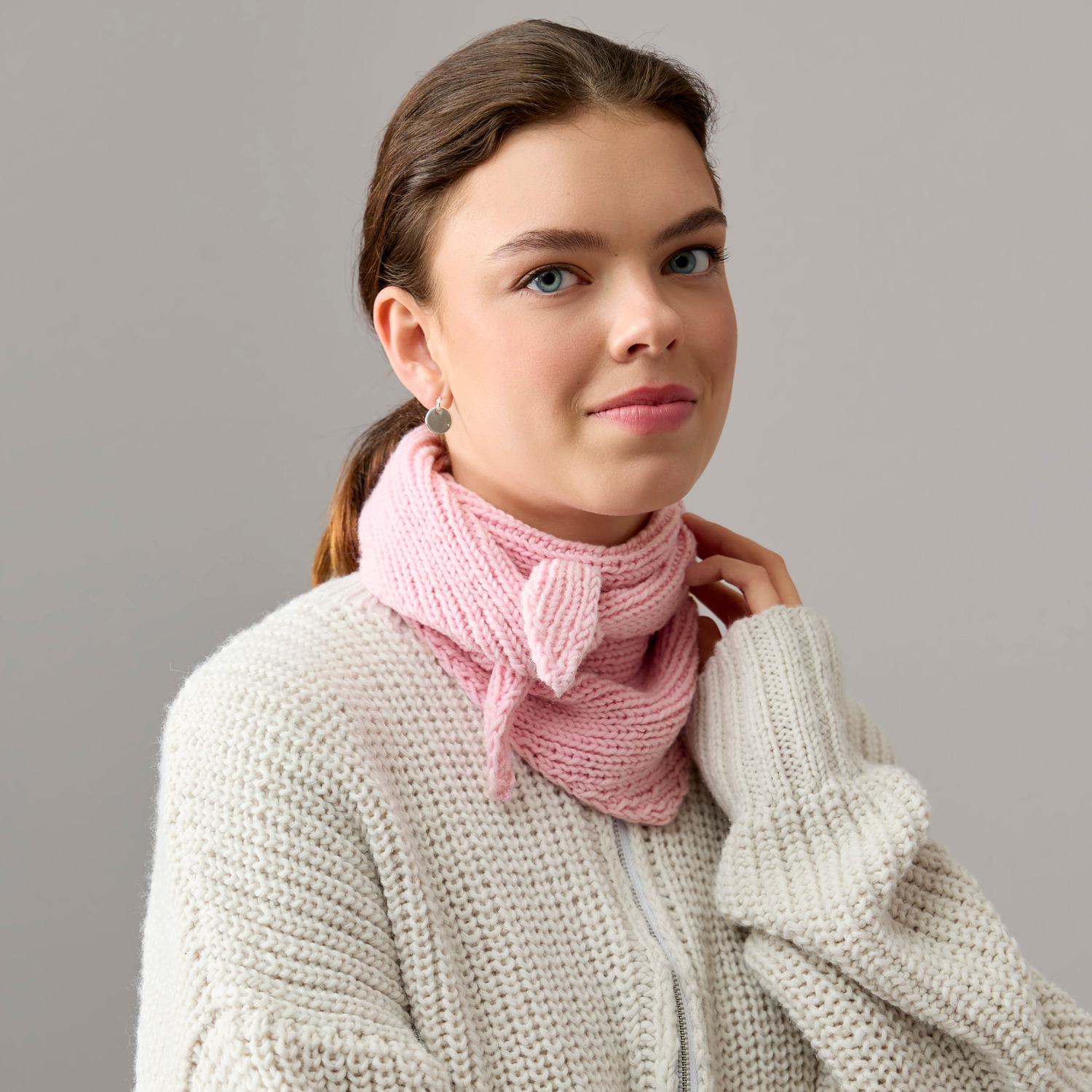 Vegan Cashmere Special: Frau trägt ein rosa Dreieckstuch aus Vegan Cashmere von Rico Design.