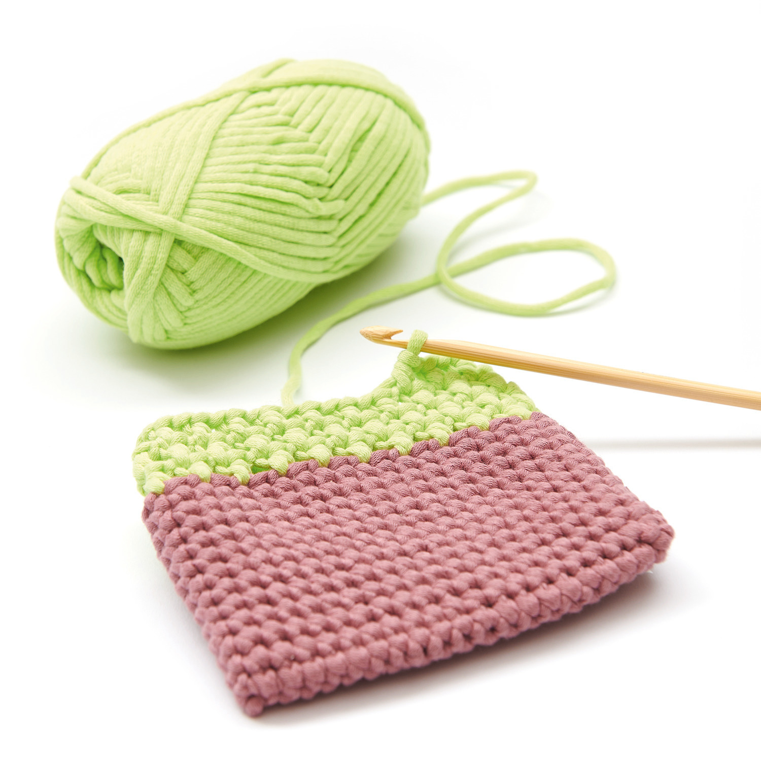 Fashion Jersey: Hellgrünes Garn von Rico Design, gestrickt mit Holzstricknadel, 50g 72m.
