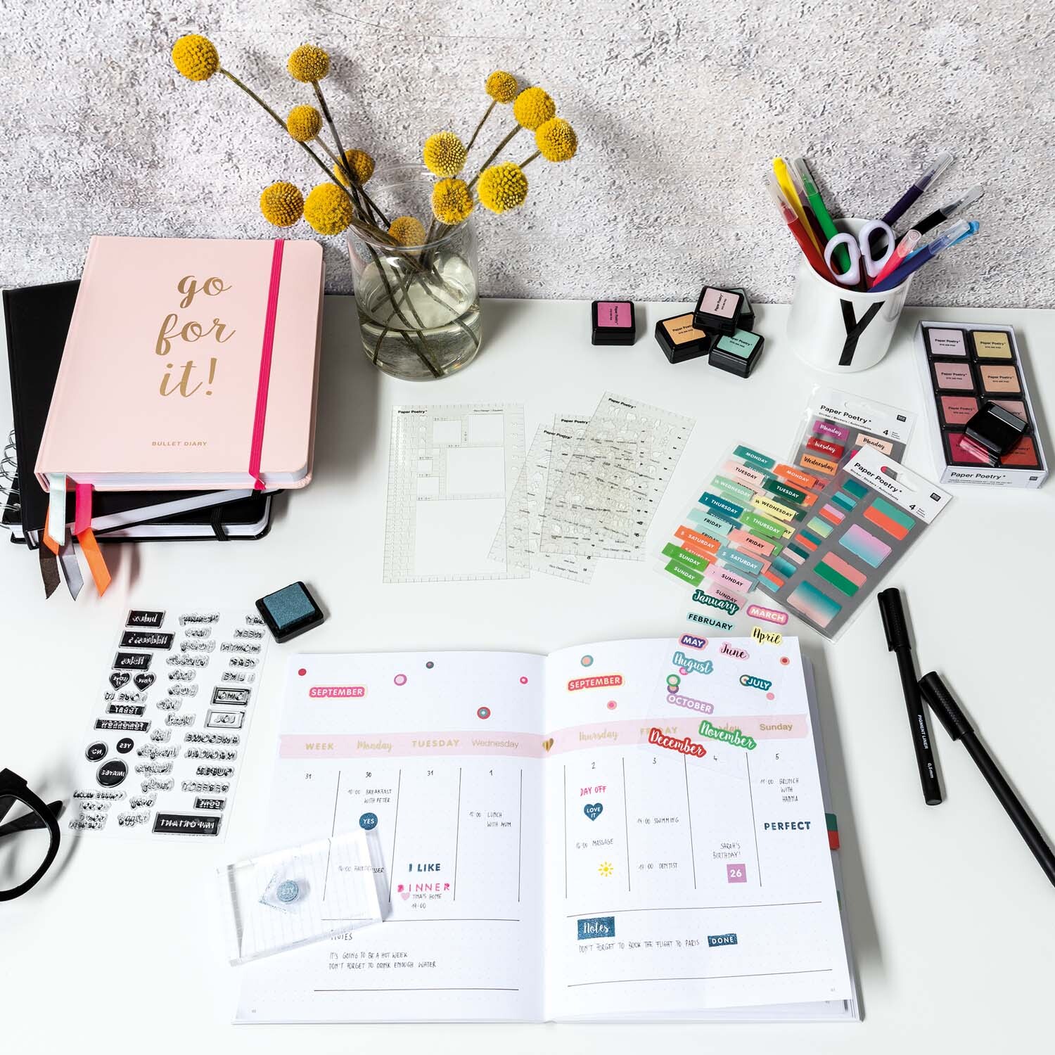 Paper Poetry Tape Zahlen 1-31 1,5cm 10m: Kreativer Schreibtisch mit rosa Notizbuch, Stiften und bunten Stickern.