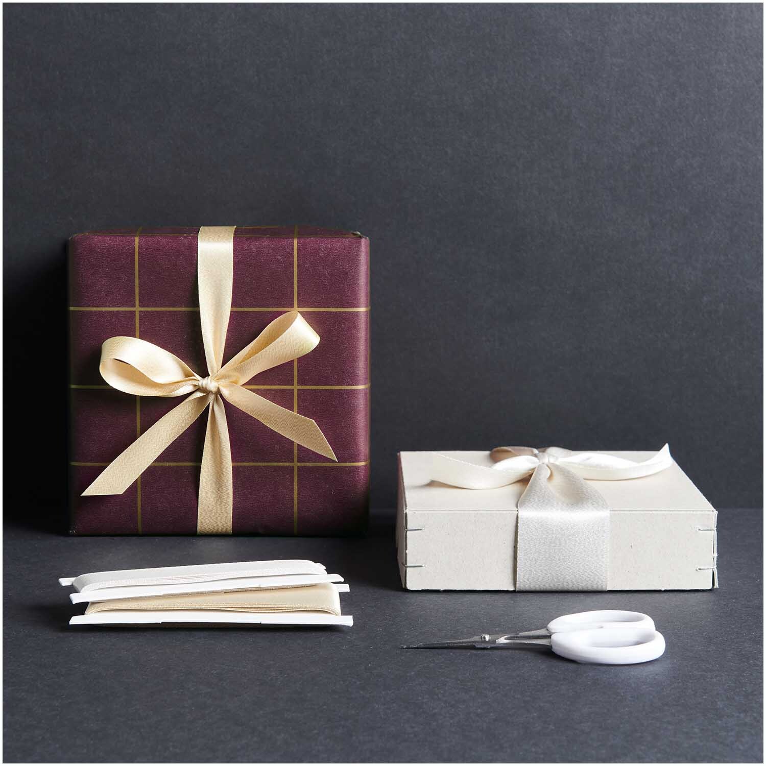 Paper Poetry Satinband Lurex verleiht Geschenken Eleganz. Zwei verpackte Boxen mit goldenen Schleifen. Ideal für stilvolle Dekorationen.