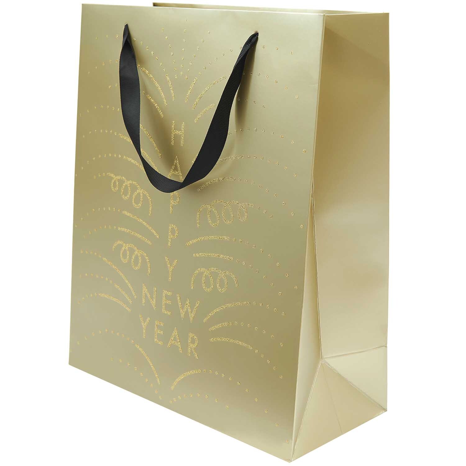 Paper Poetry Geschenktüte mit schwarzem Griff, goldfarben, verziert mit "Happy New Year" von Rico Design. Ideal für festliche Anlässe.