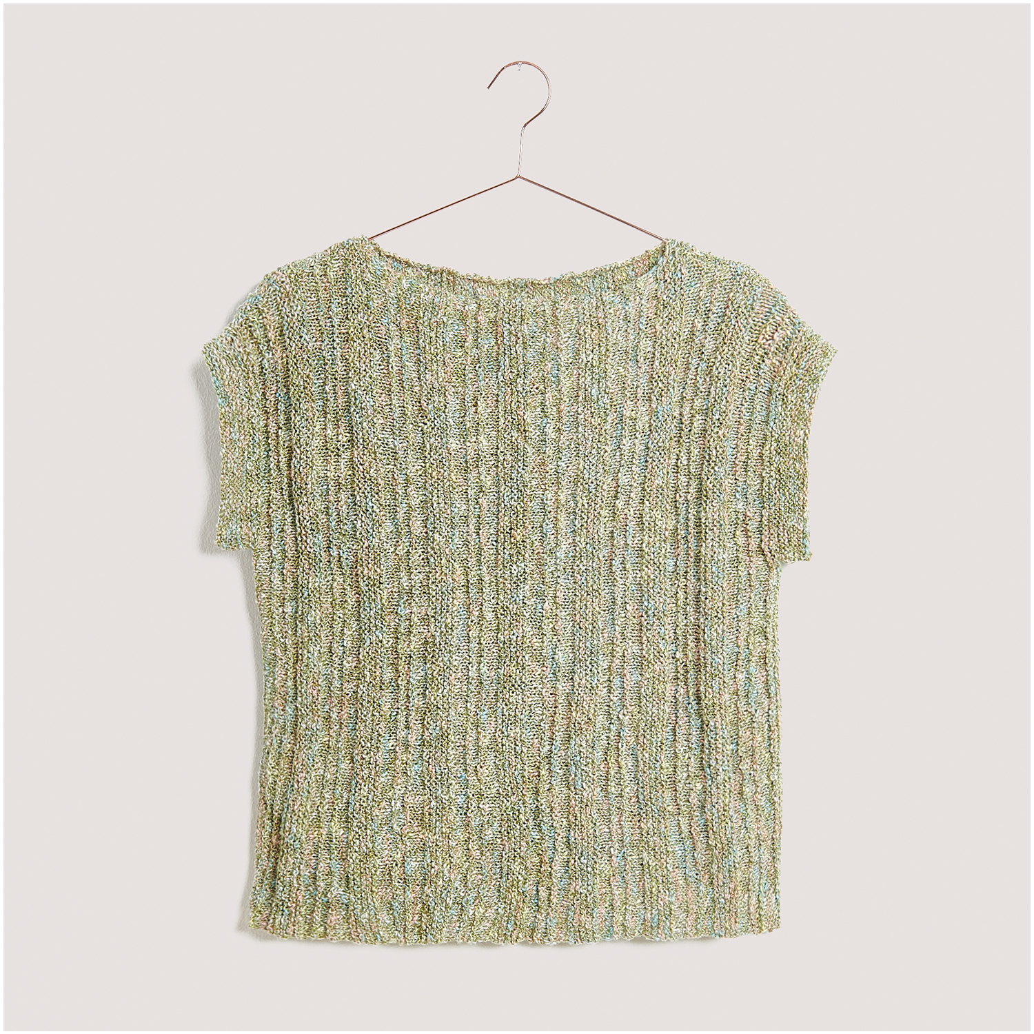 Strickset Top Modell 26 aus Lovewool Nr. 18: Kurzärmeliges, gestricktes Oberteil in melierten Naturtönen auf einem Kleiderbügel.