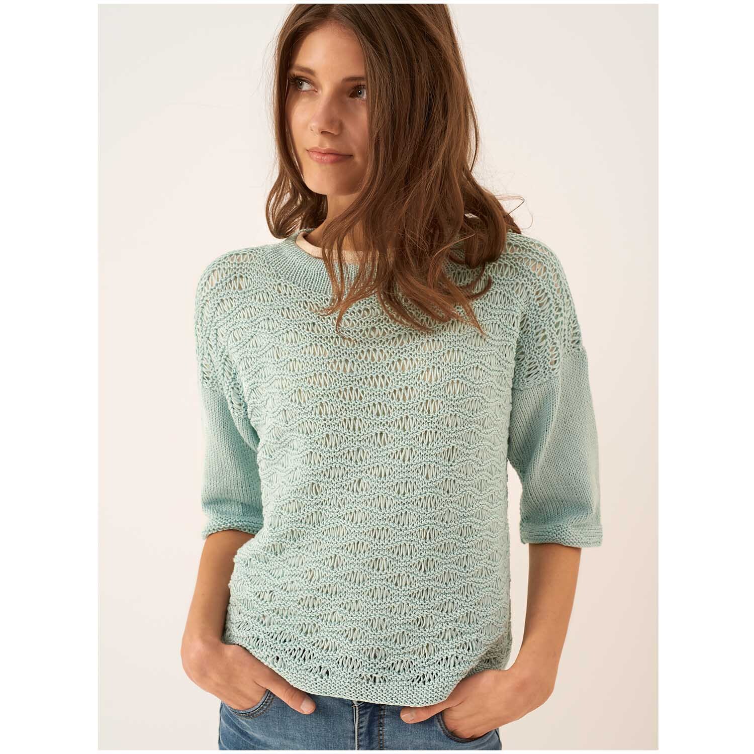 Mille Fili: Frau trägt gestrickten Pullover in Hellmint, hergestellt aus Wolle Rödel, 50g 120m.