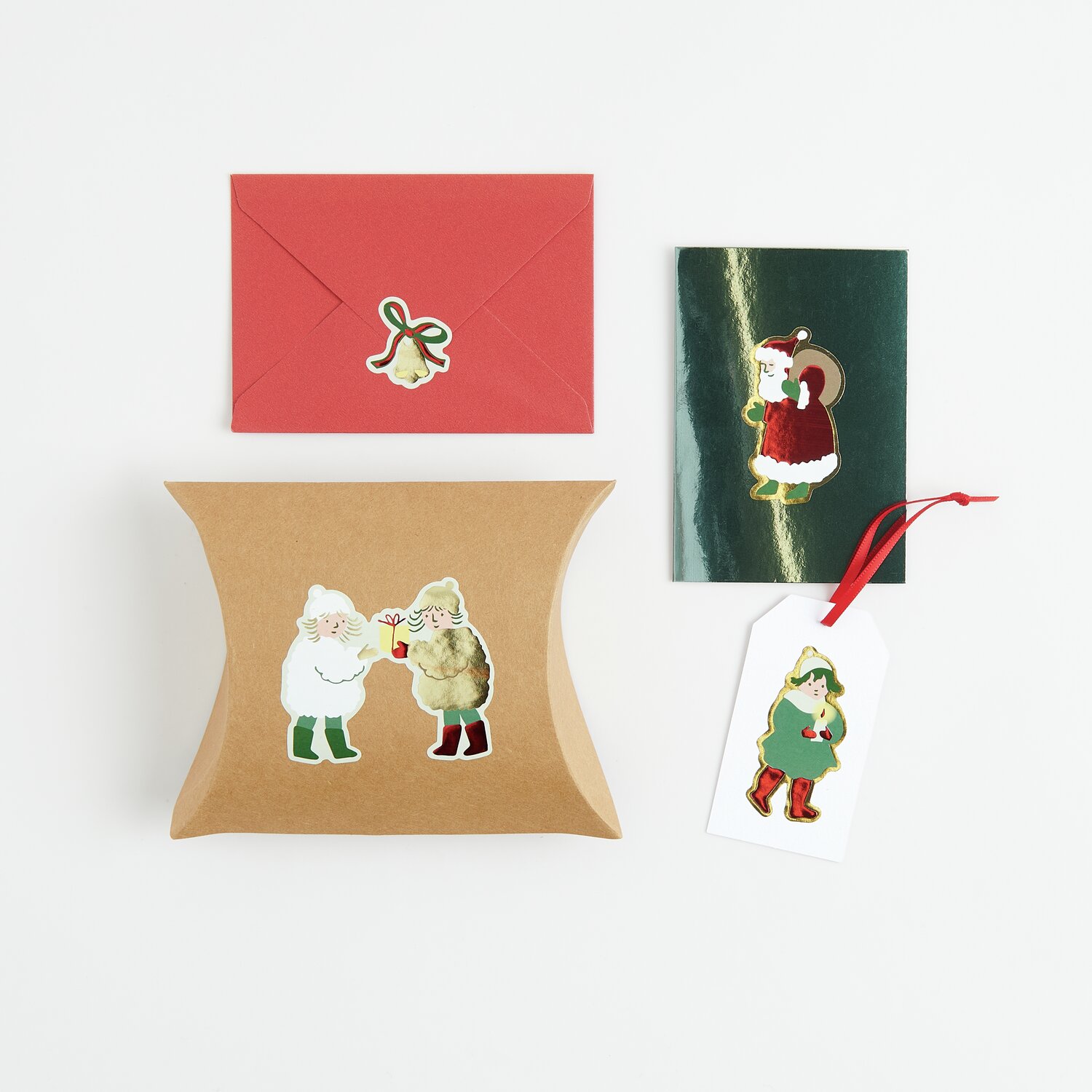 Paper Poetry Sticker Weihnachtsmarkt Kinder auf der Rolle: Weihnachtliche Sticker auf Geschenkbox, rotem Umschlag und Geschenkanhänger.