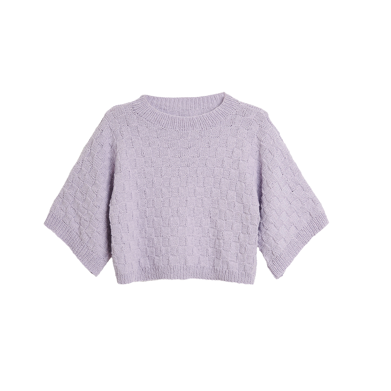 Gestrickter Pullover in lilafarben und mit plastischen Kästchen Muster, hängt an einem Kleiderbügel.
