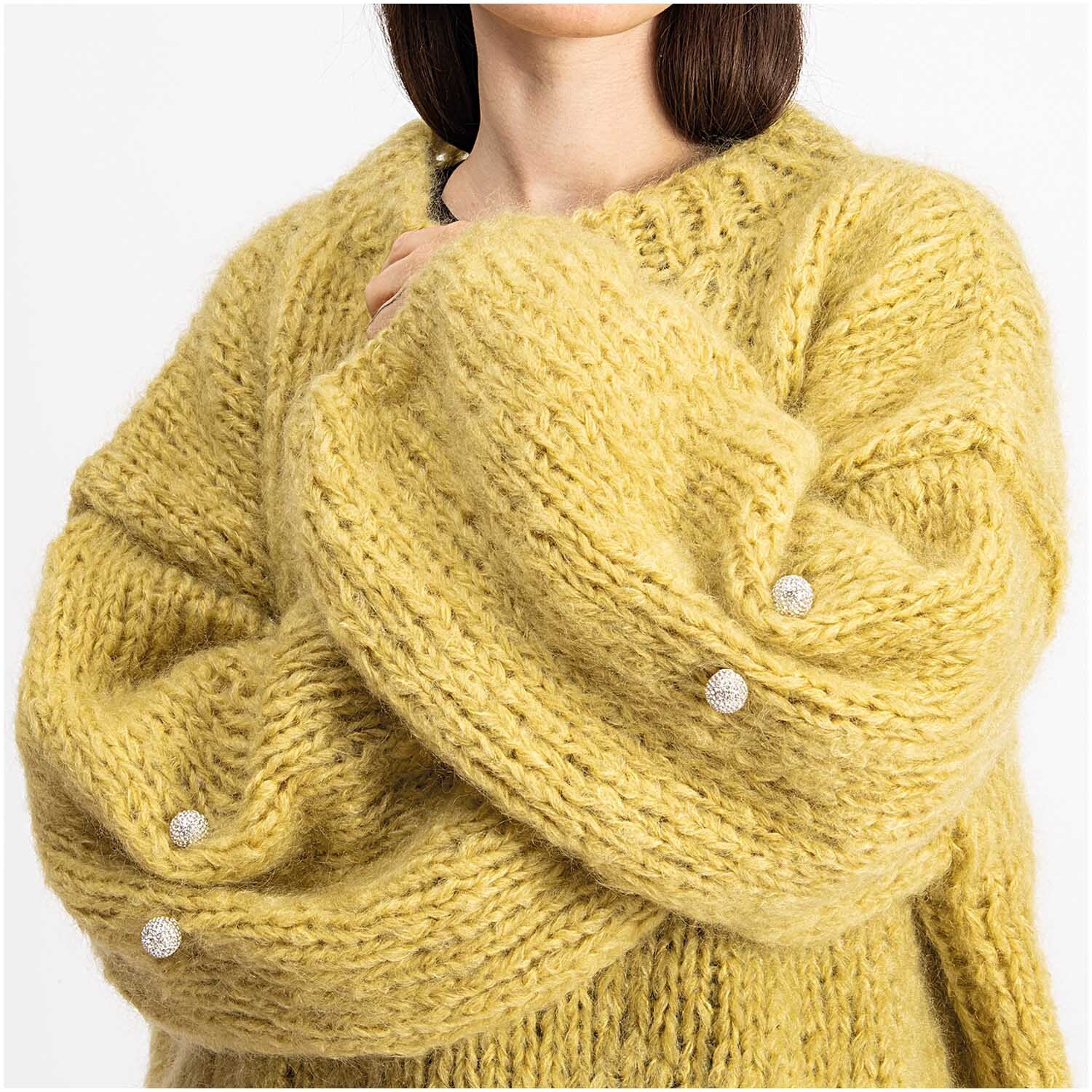 Zwei-Perlen-Pin strass 65mm an einem gelben Strickpullover von Rico Design, getragen von einer Frau.