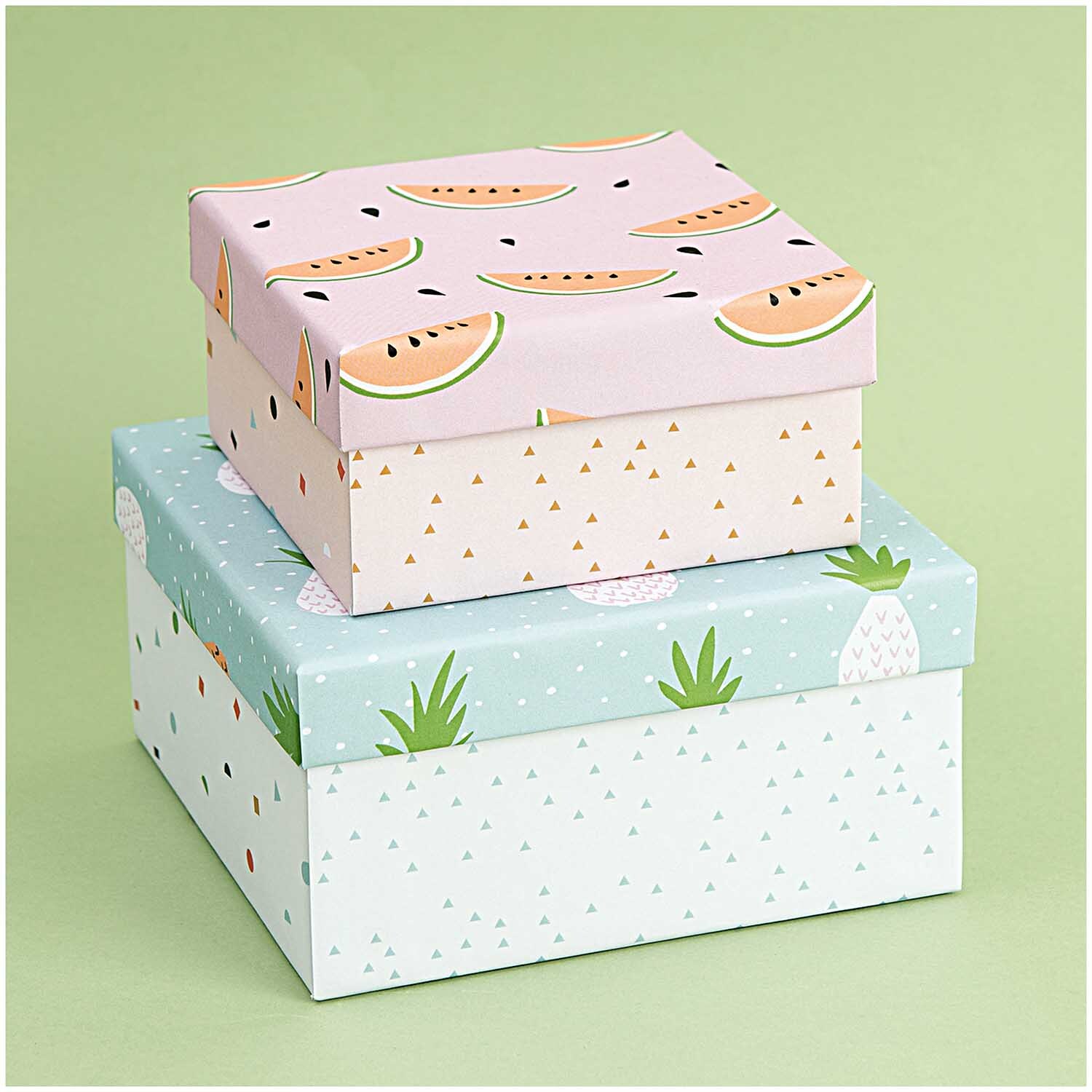 Quadratbox natur von Rico Design: Zwei dekorative Boxen mit fruchtigen Mustern auf grünem Hintergrund.