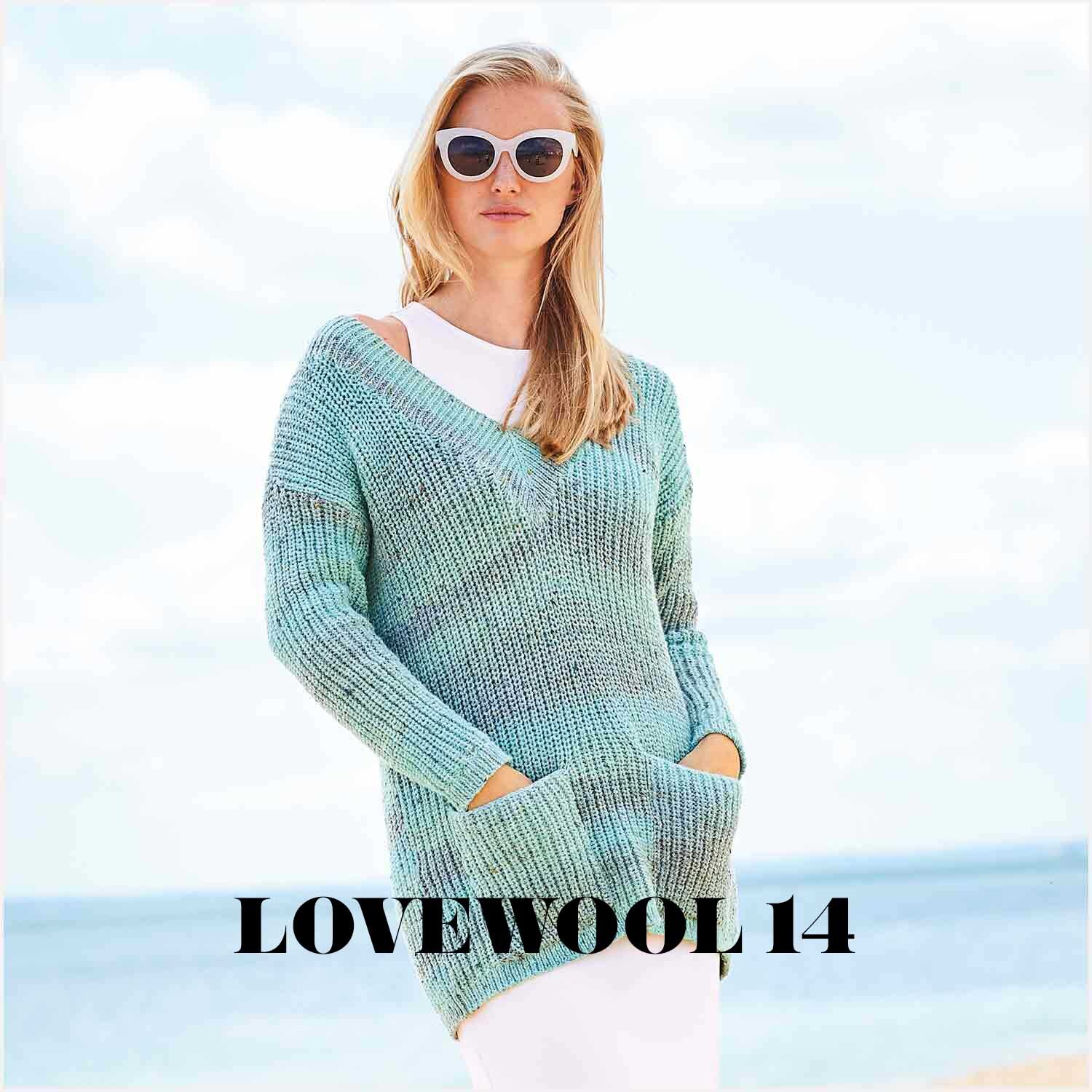 Fashion Cotton Light & Long Tweed dk: Frau am Strand in gestricktem Pullover von Rico Design, Smaragdton.