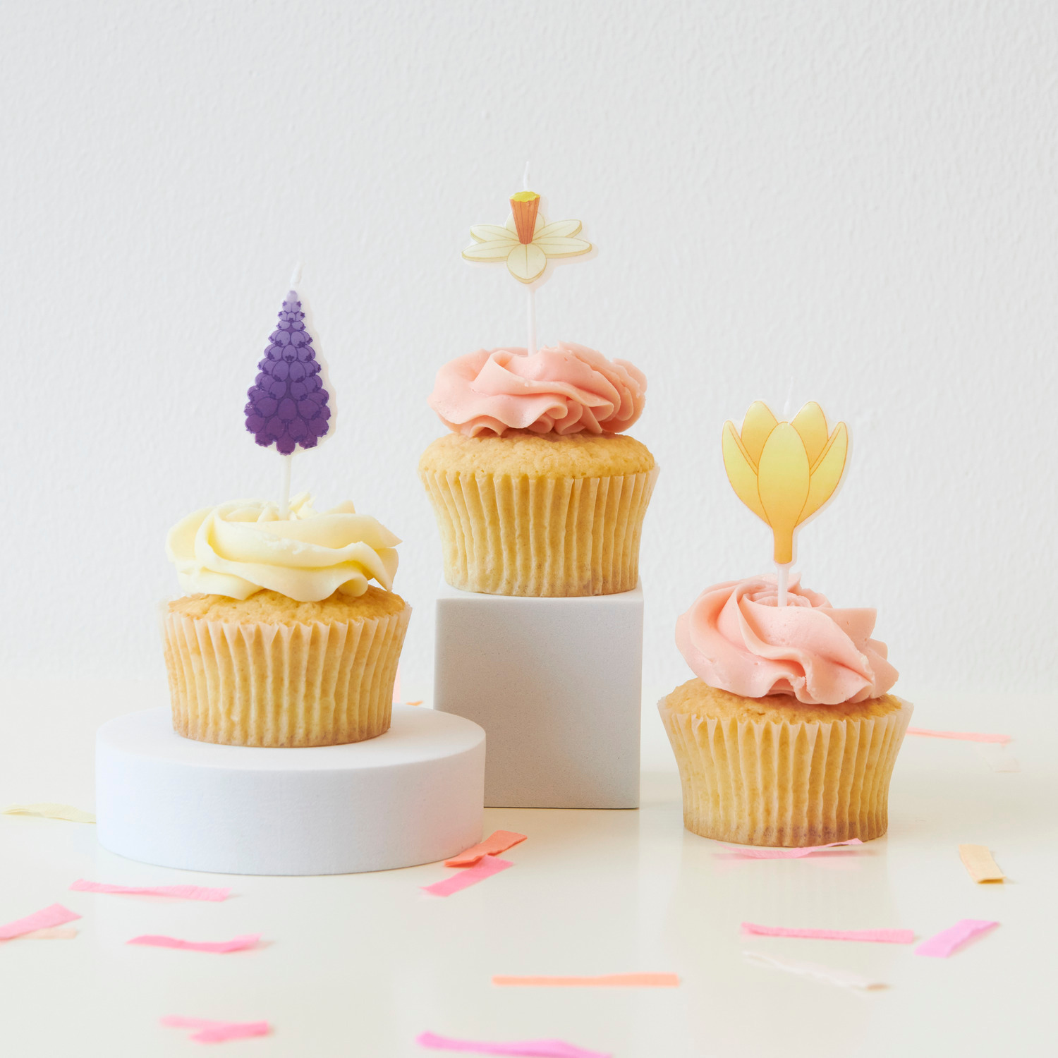 Kerzen Fingerhut und Krokus auf Cupcakes, dekoriert mit pastellfarbenem Zuckerguss, von Rico Design.