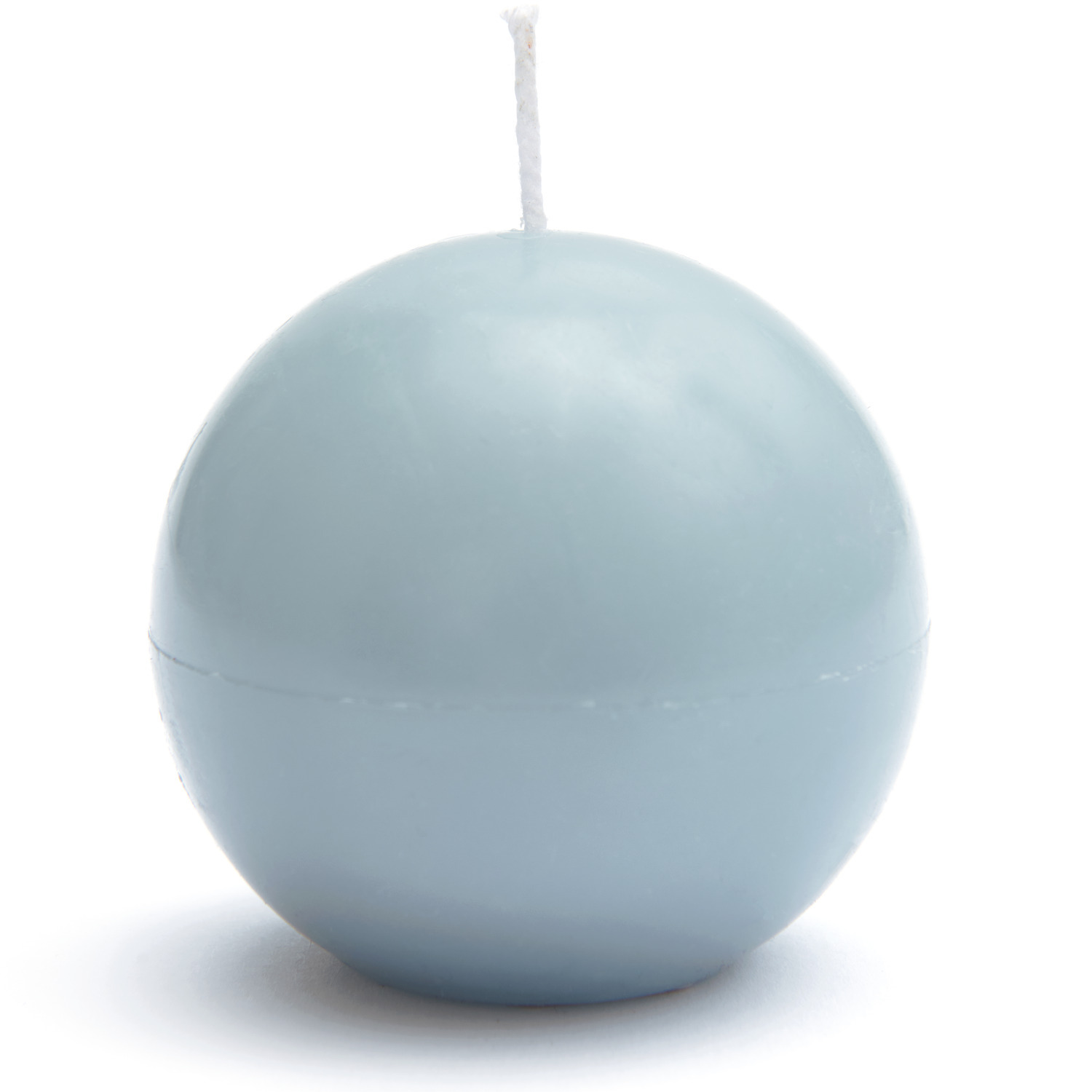 Kugelkerze in sanftem Blau von Rico Design, rund und glatt, ideal für stilvolle Dekorationen.