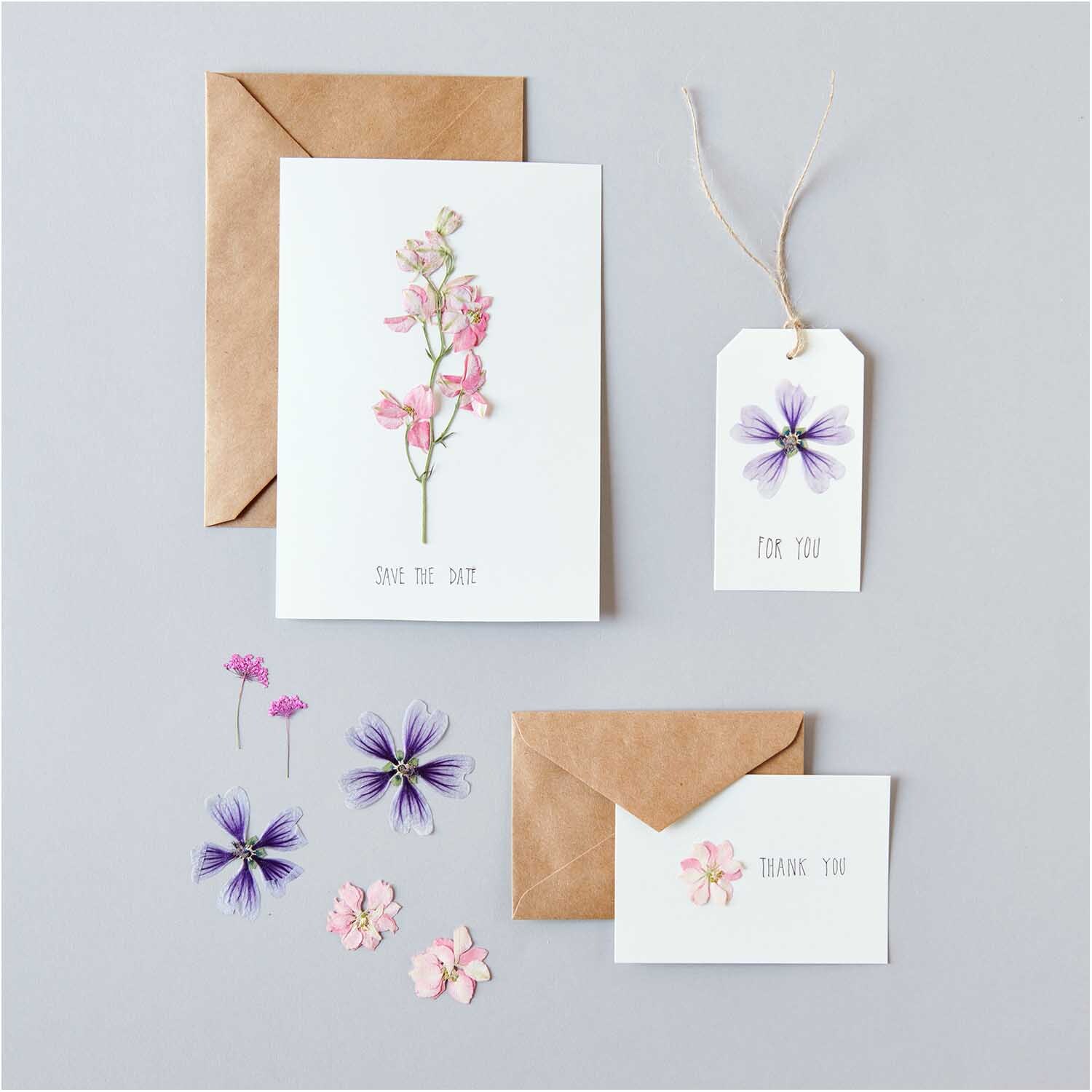 Gepresste Blüten Stockrose violett 8 Stück von Rico Design auf Karten und Anhänger arrangiert.