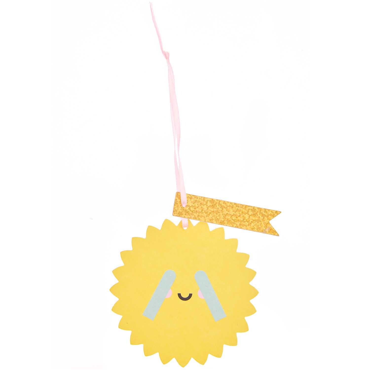 Paper Poetry Geschenkanhänger Sonne, 4 Stück, zeigt ein fröhliches, gelbes Sonnengesicht mit rosa Band, ideal für kreative Geschenkverpackungen.
