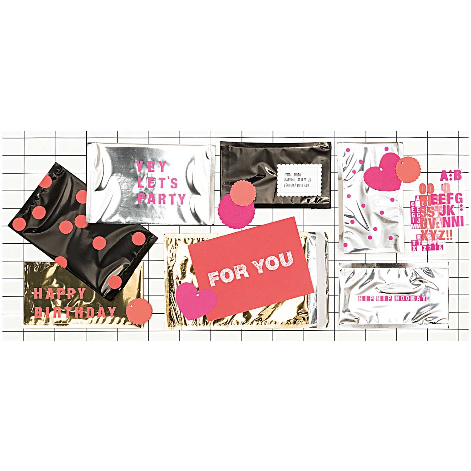 Paper Poetry Office Sticker Buchstaben in Neonpink von Rico Design auf einem Gitterhintergrund mit verschiedenen dekorativen Elementen.