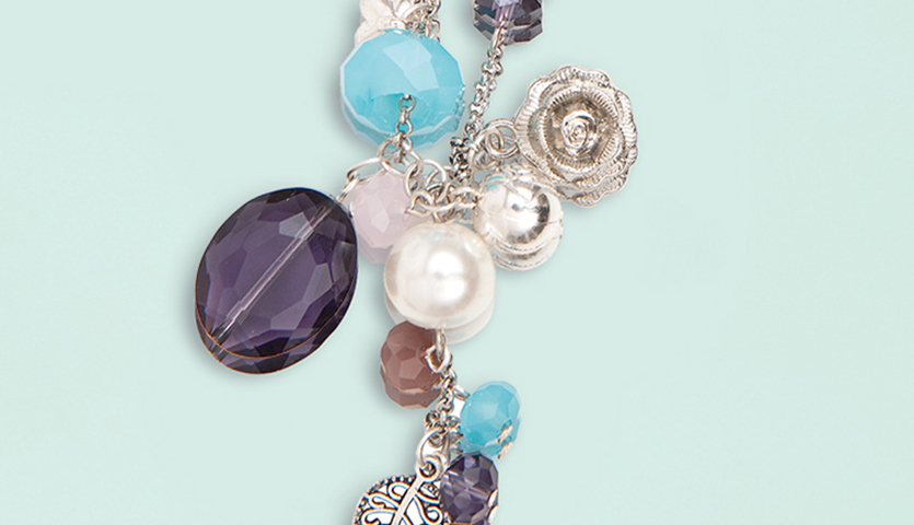 Anleitung Perlenset Fashion Kette basteln: Bunte Perlen und Anhänger in verschiedenen Formen und Größen auf einer Kette.