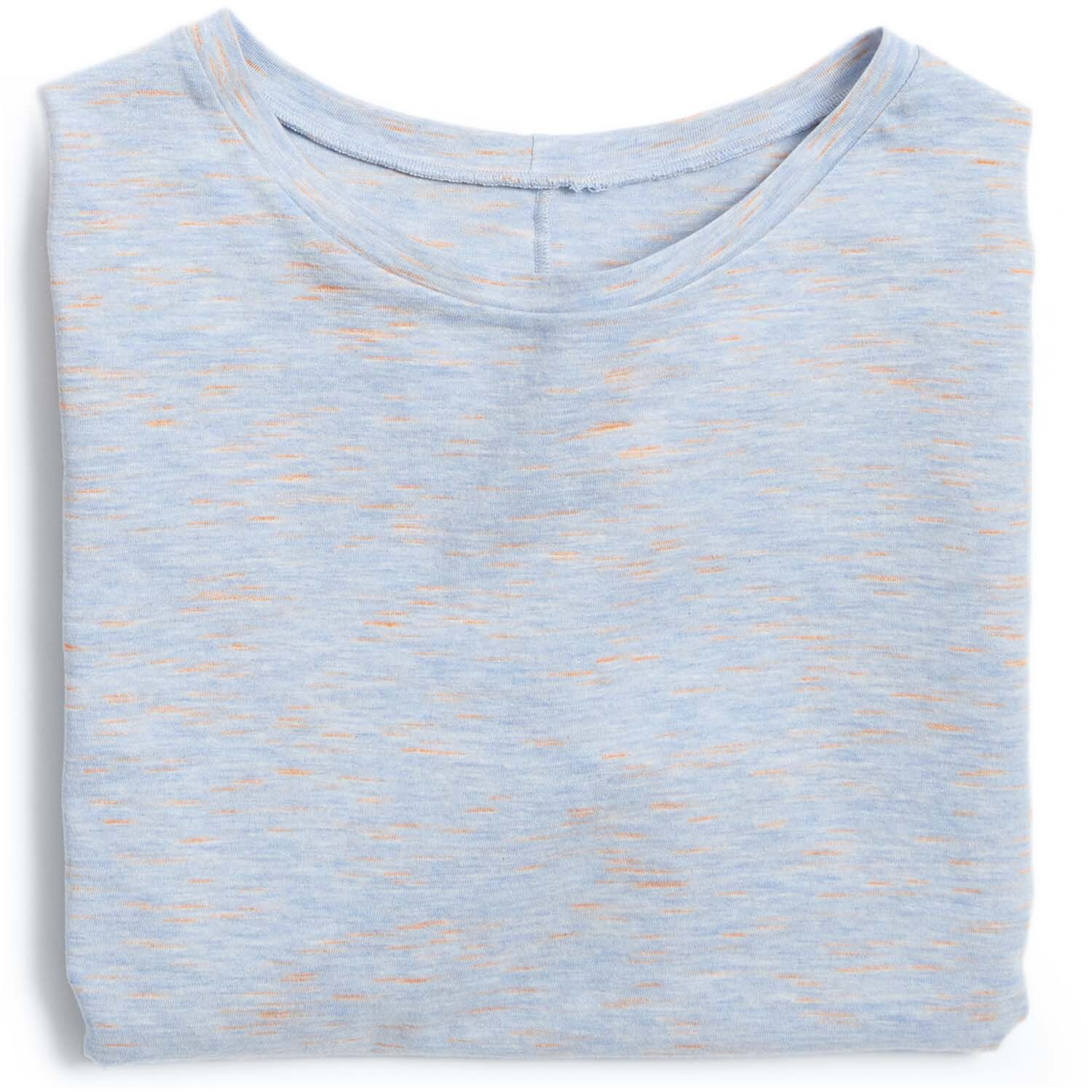 Meterware Jersey rauchblau-neonorange von Rico Design zeigt ein gefaltetes Shirt in zarten Blautönen mit orangefarbenen Akzenten.