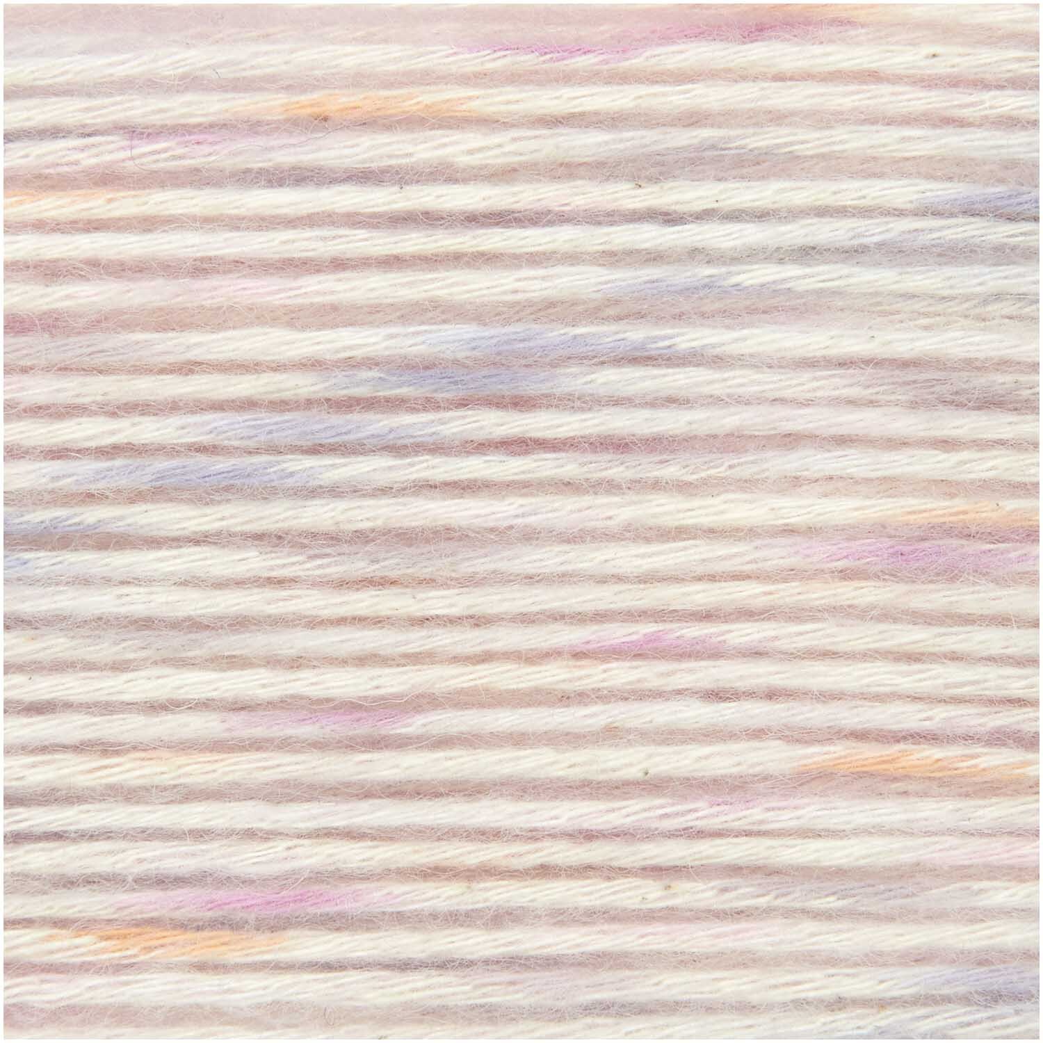 Creative Cotton Flecky Fleece dk in zartem Flieder von Rico Design, 100g, 250m. Nahaufnahme der weichen, melierten Wolle.