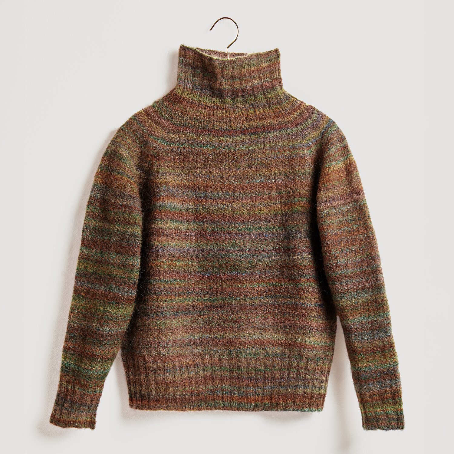 Gestrickter Pullover in Braun auf Bügel