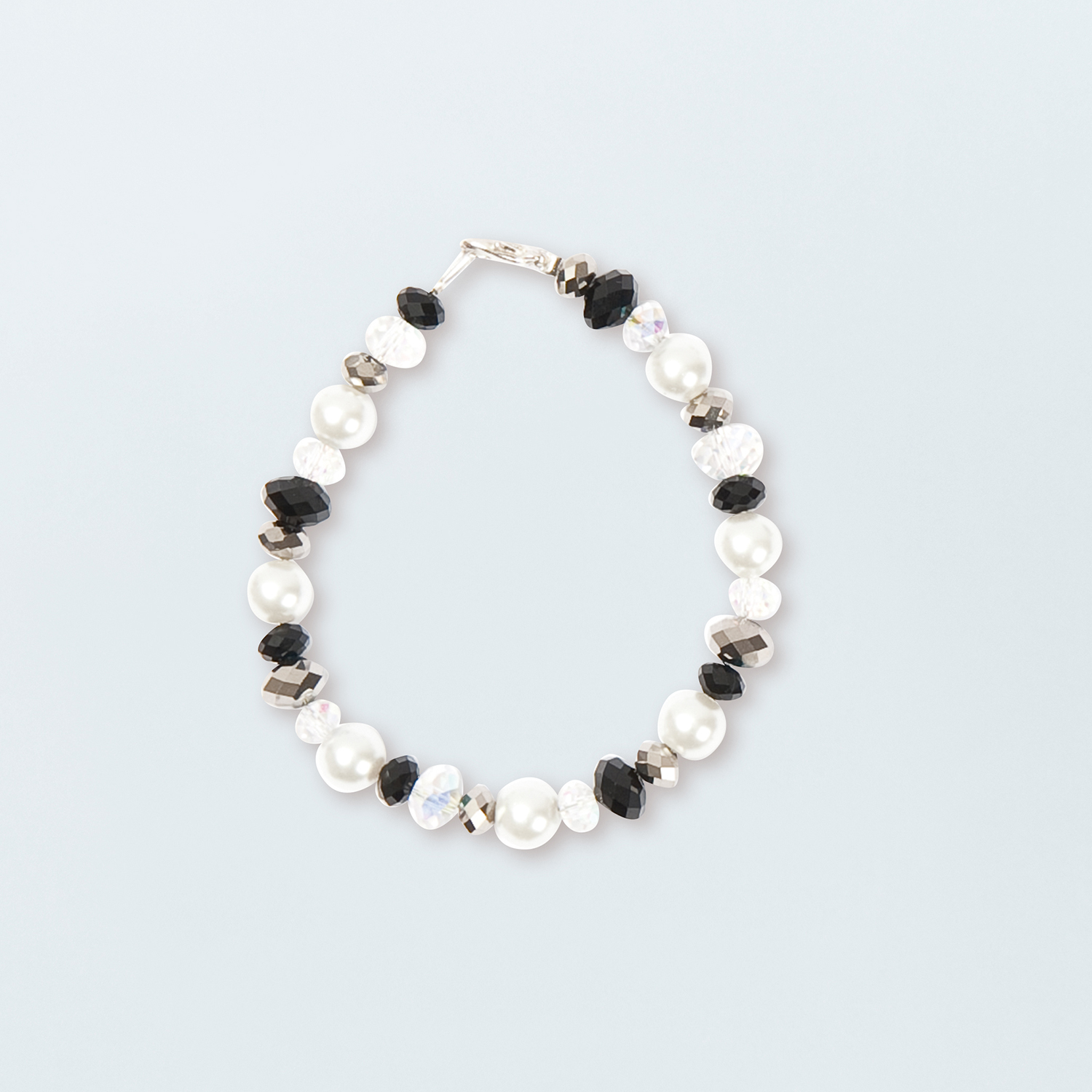 Anleitung Glasschliff-Renaissance Perlenset Armband mit weißen und schwarzen Perlen auf hellem Hintergrund.