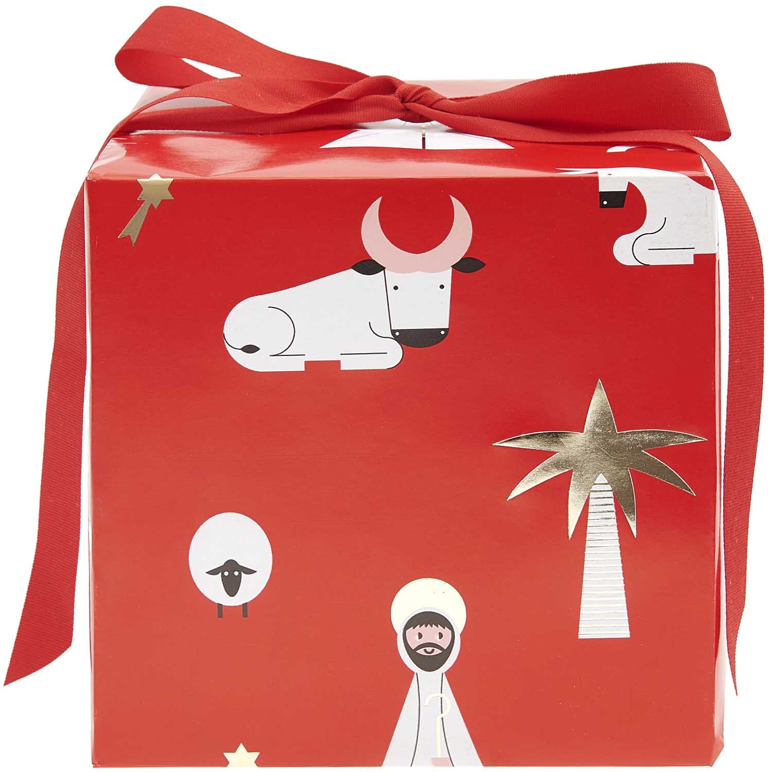 Paper Poetry Geschenkpapier Weihnachtskrippe zeigt eine rote Fläche mit Krippenmotiven wie Schaf, Palme und Ochse. Ideal für festliche Anlässe.