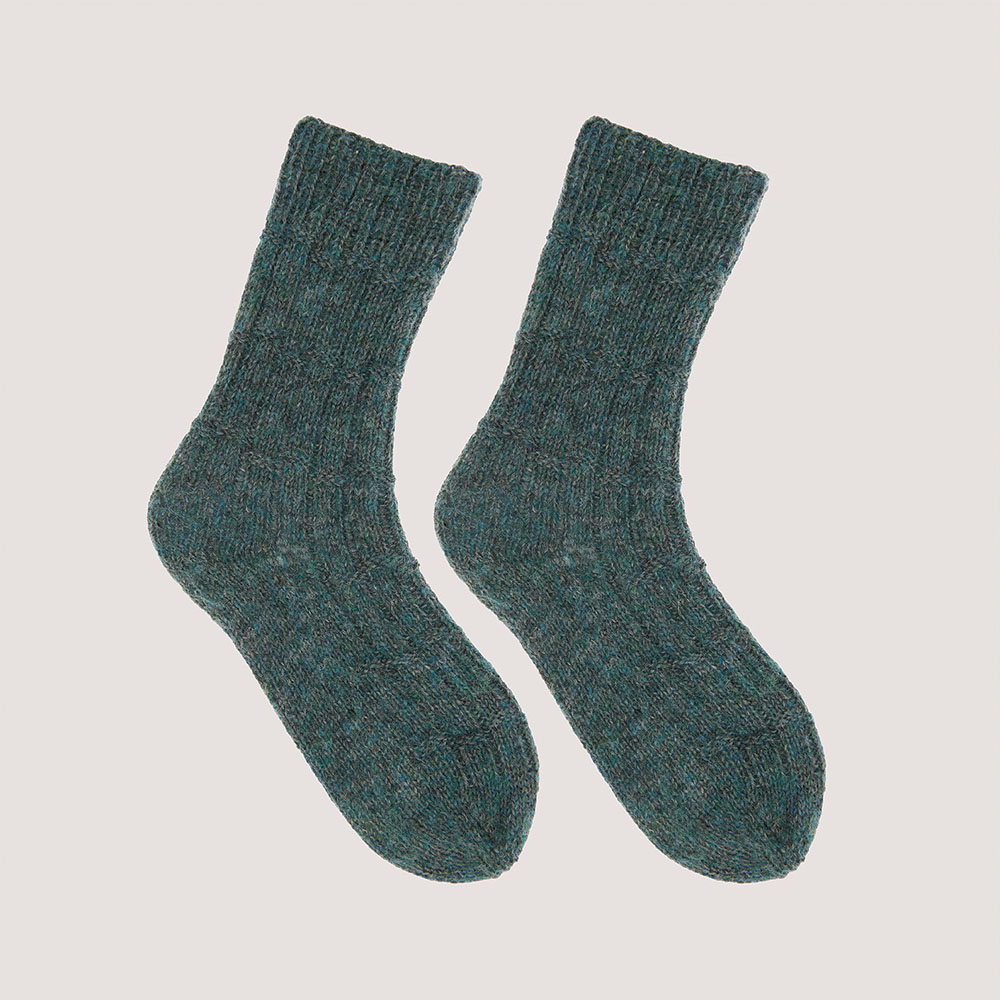 Socken auf grauem Hintergrund – zum Strickset