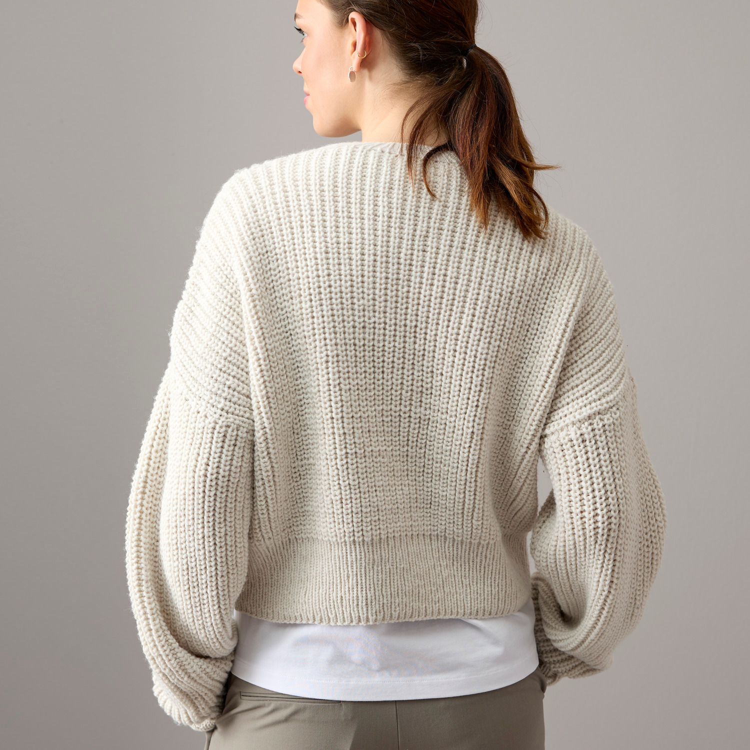 Vegan Cashmere Special: Frau trägt cremefarbenen Strickpullover von Rico Design, Rückansicht.