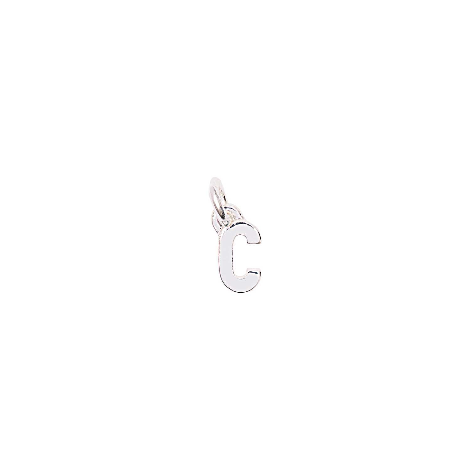 Anhänger Buchstabe C silber von Rico Design, zeigt einen eleganten, silbernen Buchstaben C.