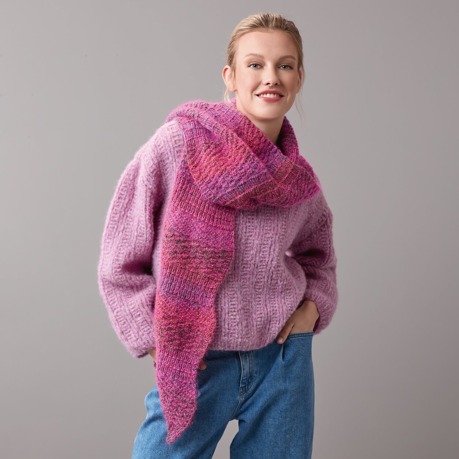 Strickset Tuch Modell 20a zeigt ein elegantes, handgefertigtes Tuch aus hochwertiger Wolle. Ideal für stilvolle Akzente.