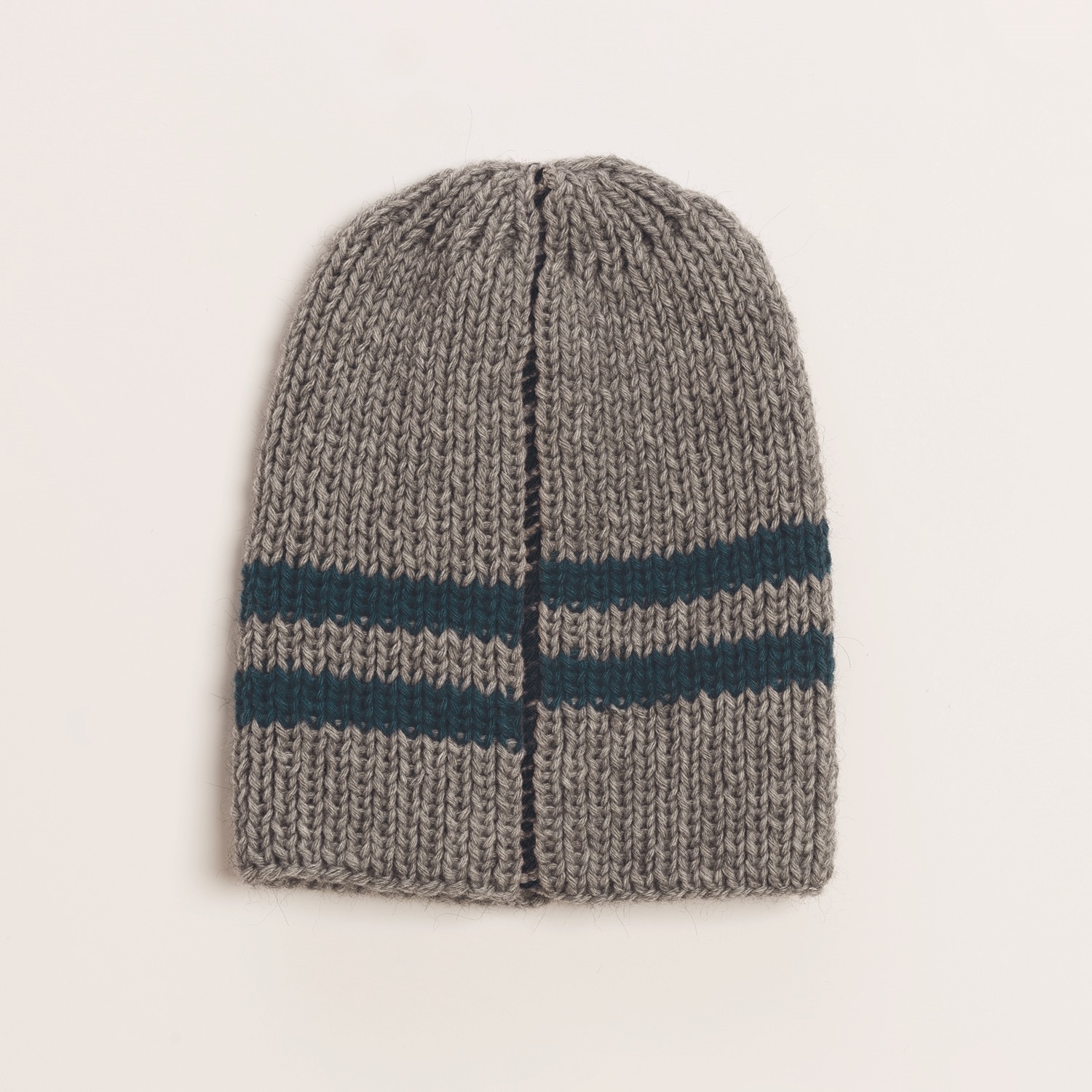 Strickanleitung Herrenmütze mit Streifen: Graue Mütze mit zwei blauen Streifen, gestrickt.