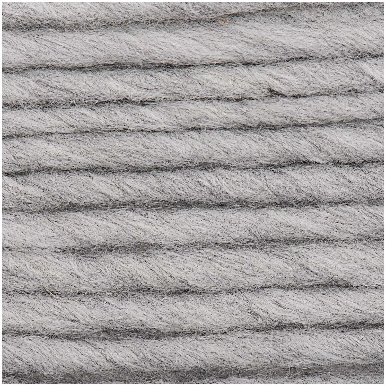 Essentials Super super chunky Wolle in Silbergrau von Rico Design, 100g, 90m, zeigt dicke, weiche Fasern.