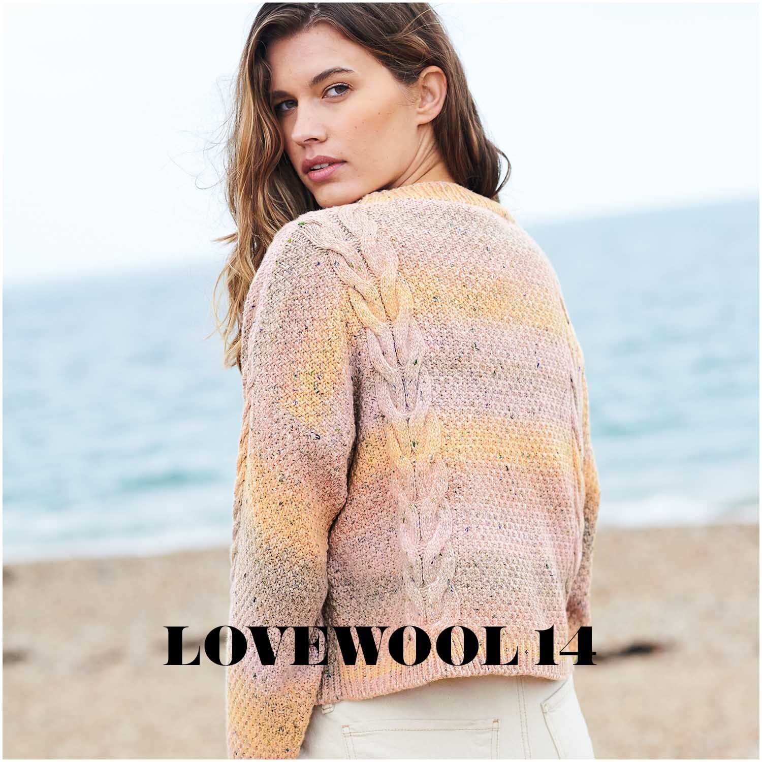 Fashion Cotton Light & Long Tweed dk: Frau am Strand in pfirsichfarbenem Strickpullover von Rico Design, 50g 185m.