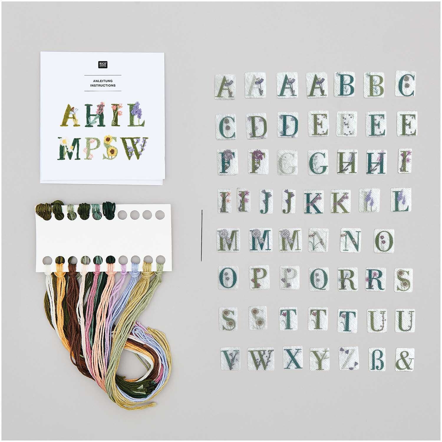 Stick and Stitch Stickpackung Blumenalphabet zeigt bunte Buchstaben und Stickgarn von Rico Design. Ideal für kreative Projekte.