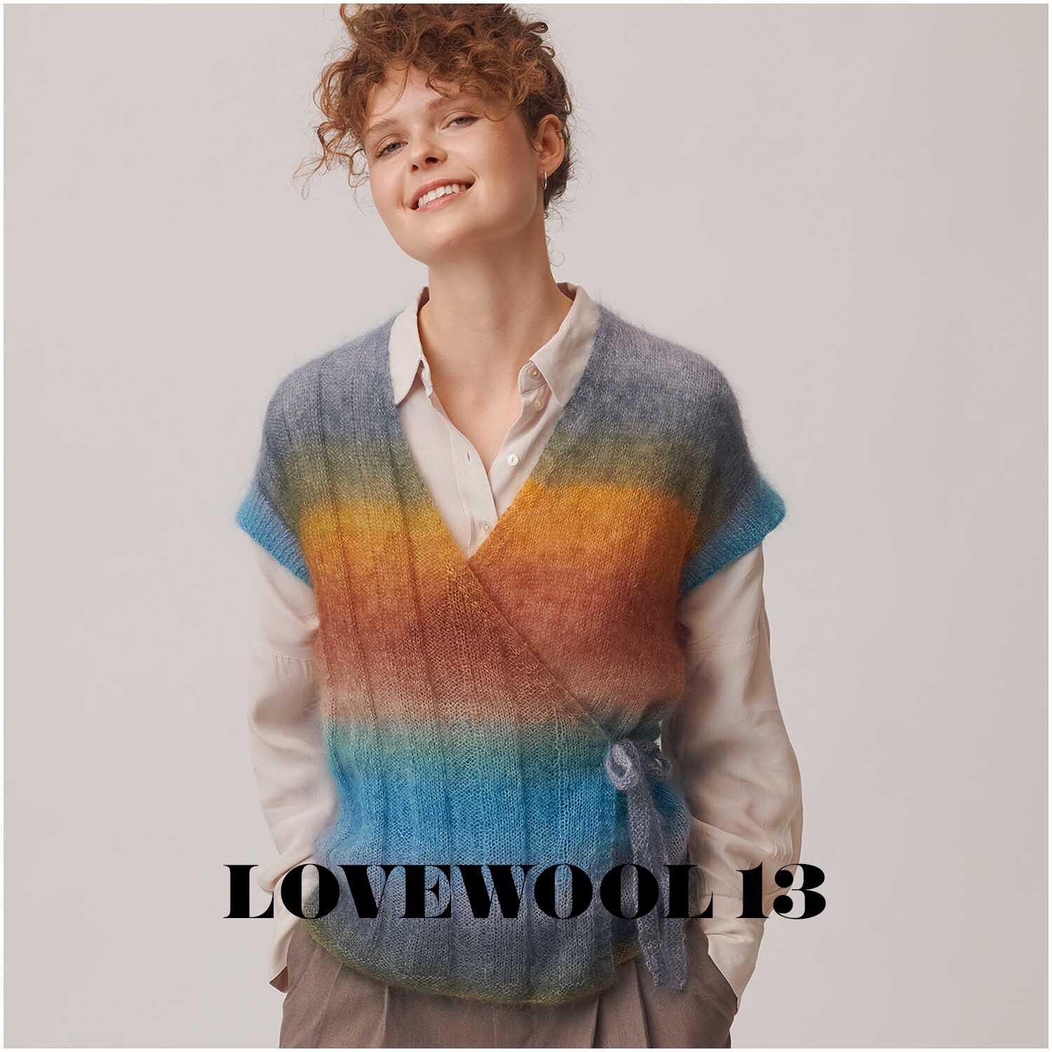 Essentials Super Kid Mohair Loves Silk Print: Frau trägt farbenfrohen Strickpullover von Rico Design, ideal für den Sommer.