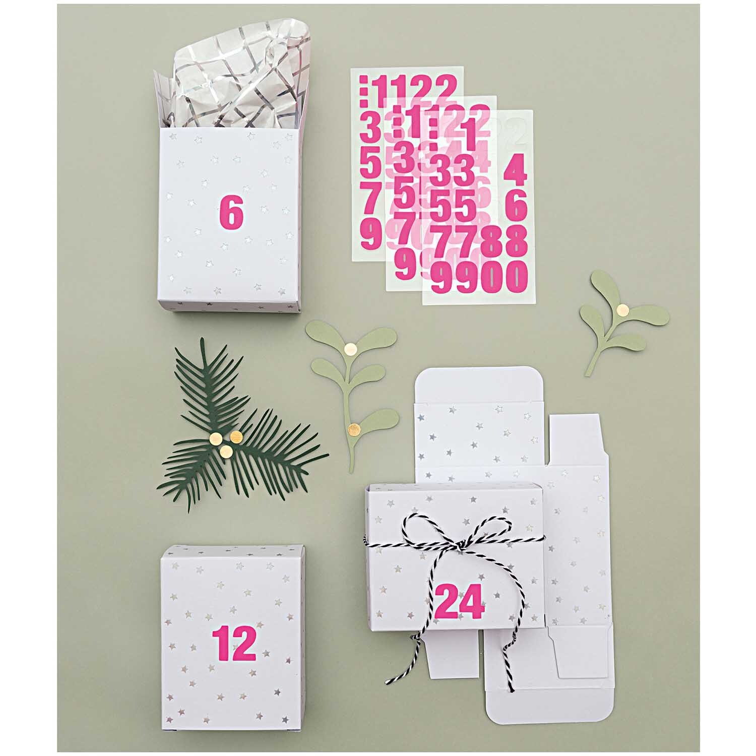 Paper Poetry Baumwollgarn schwarz-weiß 15m, dekoriert mit Adventskalenderboxen und rosa Zahlenstickern.