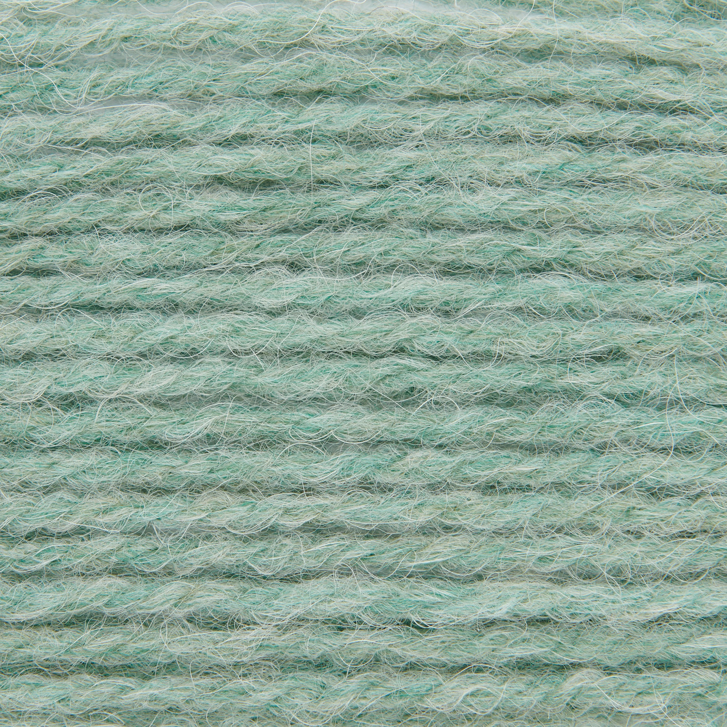 Soft Alpaca von Rico Design in Aqua, Nahaufnahme von weicher, flauschiger Wolle, 50g 125m.