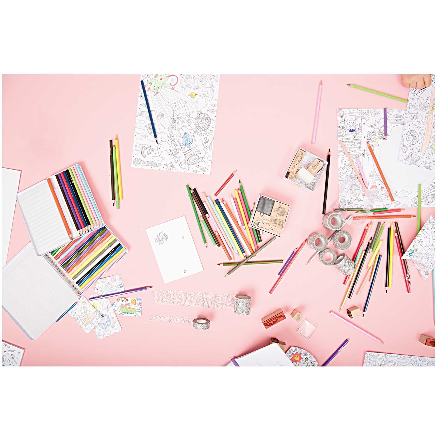 Paper Poetry Buntstifte im Metalletui 12 Stück auf rosa Tisch mit Malbüchern und Bastelmaterialien.