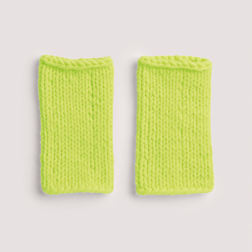 Stulpen neongelb auf grauem Hintergrund – zum Strickset