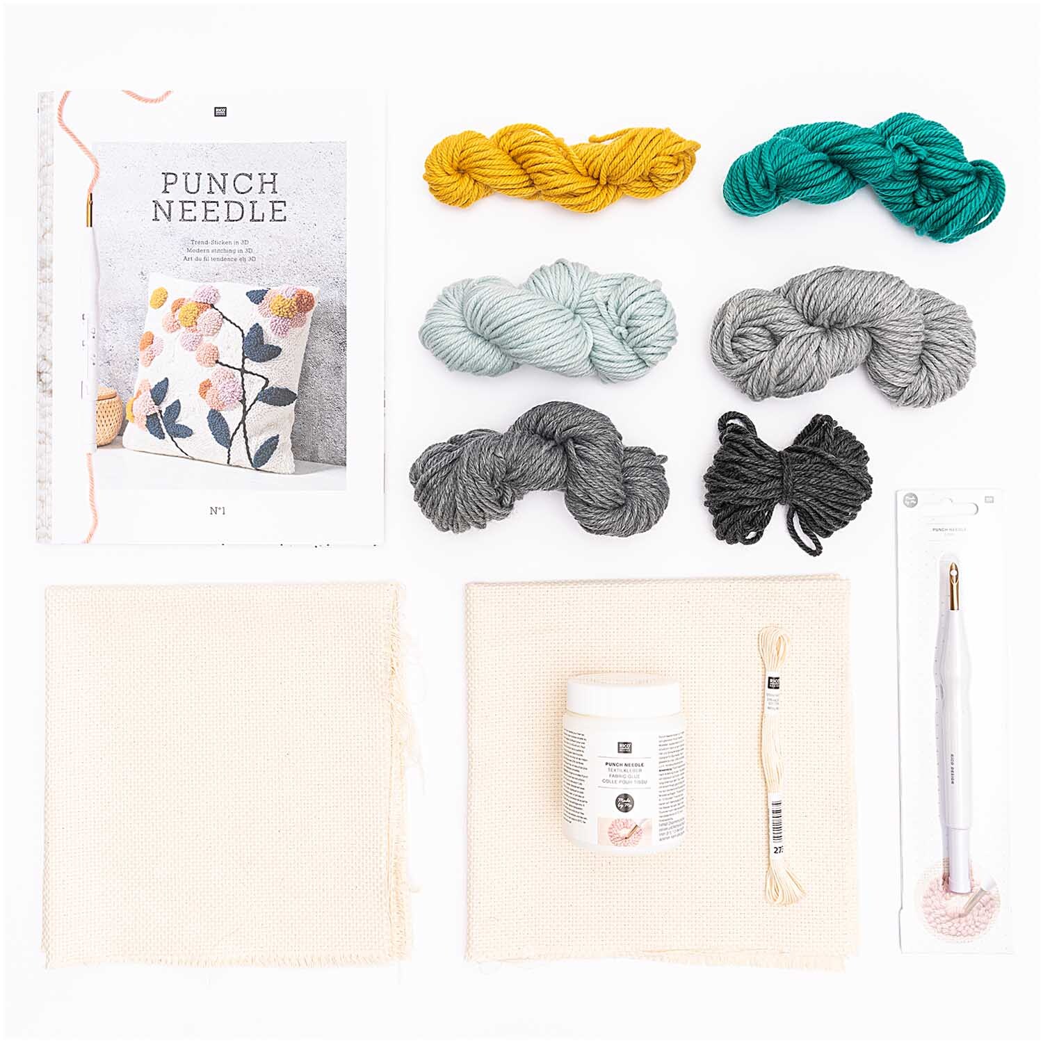 Punch Needle Packung Kissen Blumen zeigt bunte Garne, Stoff, Nadel und Anleitung von Rico Design. Ideal für kreative Handarbeiten.