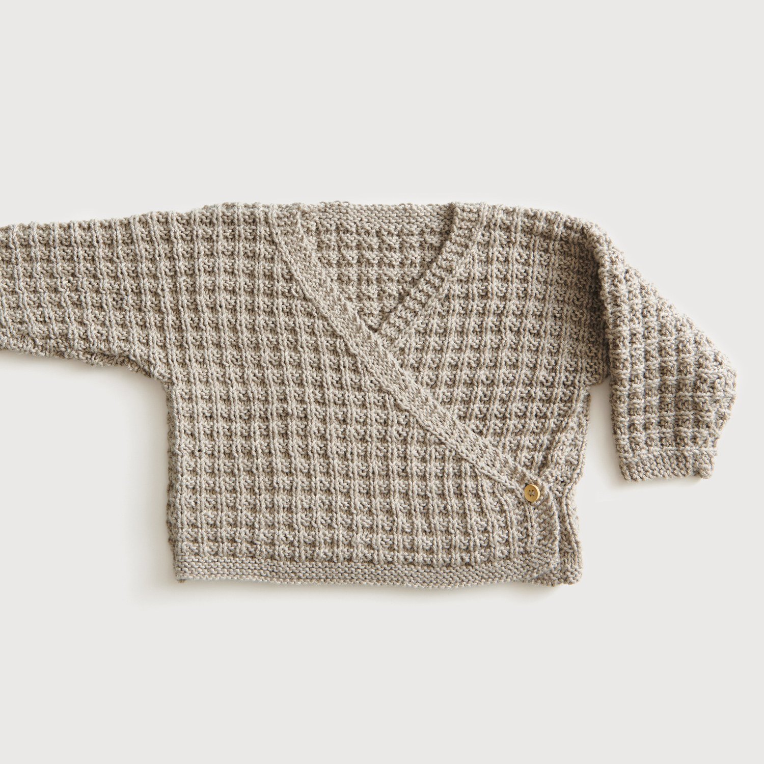 Strickanleitung Wickeljacke & Stirnband aus Baby Cotton Soft dk: Beige Wickeljacke mit Knopf, gestrickt in weichem Baumwollgarn.