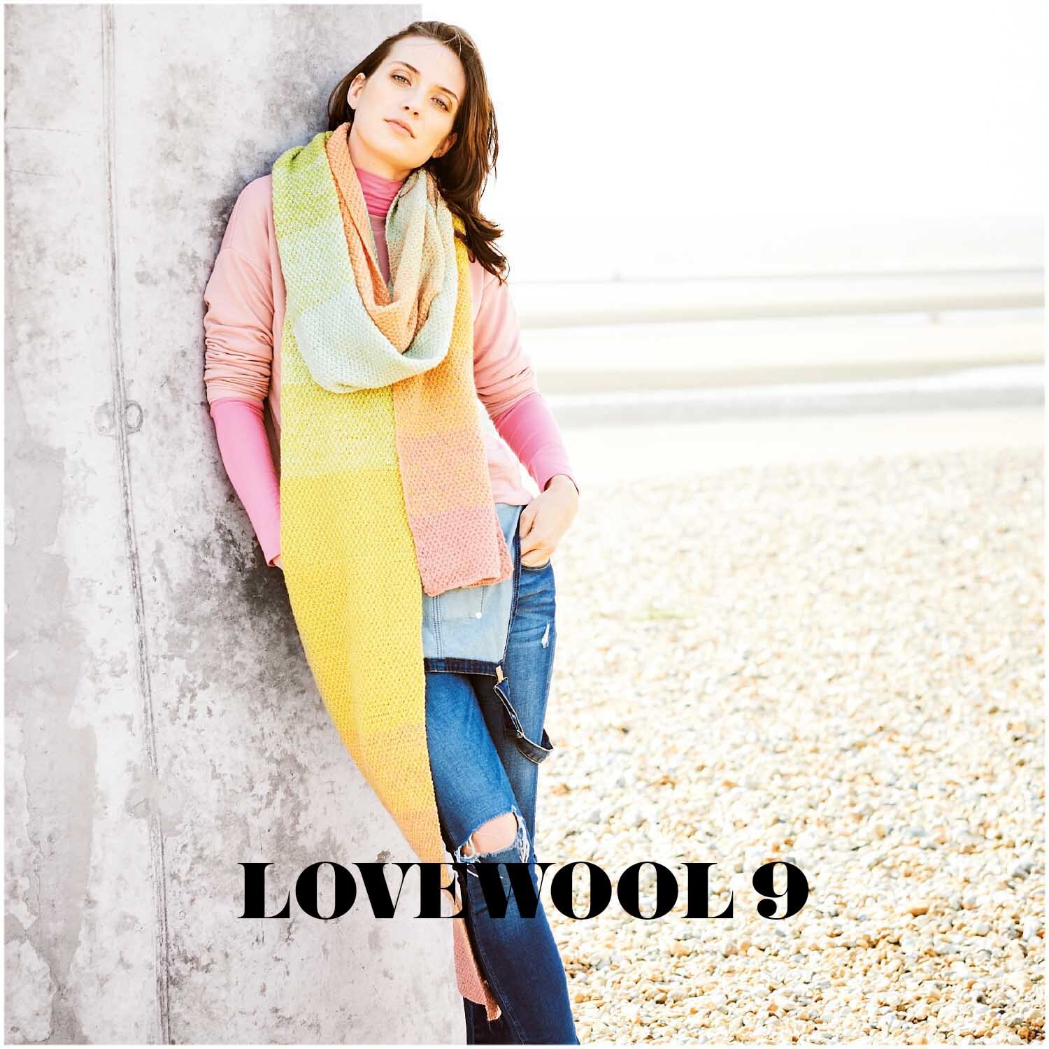 Creative Wool Dégradé Super6: Frau in lässigem Outfit mit langem, farbenfrohem Schal an Betonwand lehnend.