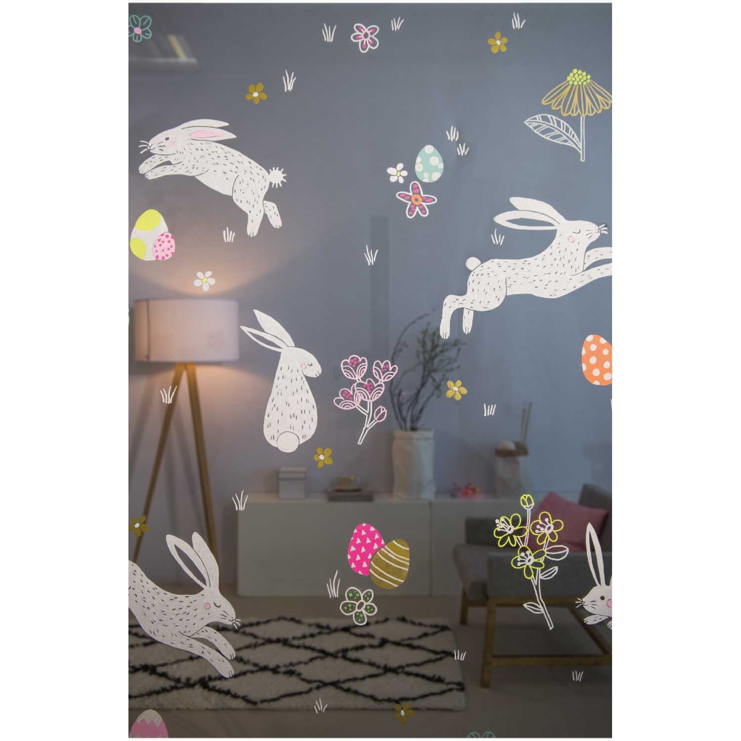 Kreidestifte Flüssigkreide Set Celebration 3mm 4 Farben: Fenster mit bunten Osterhasen- und Blumenmotiven, ideal für kreative Dekorationen.