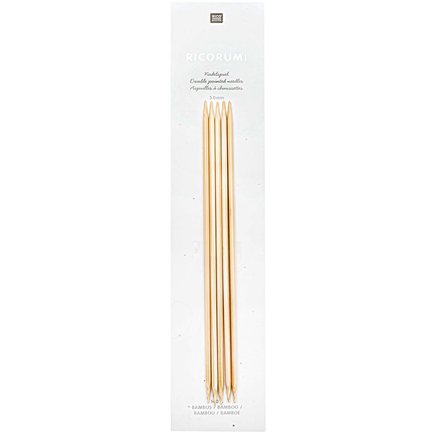 Nadelspiel Ricorumi 3mm 15cm von Rico Design, bestehend aus fünf Bambusnadeln in einer weißen Verpackung.
