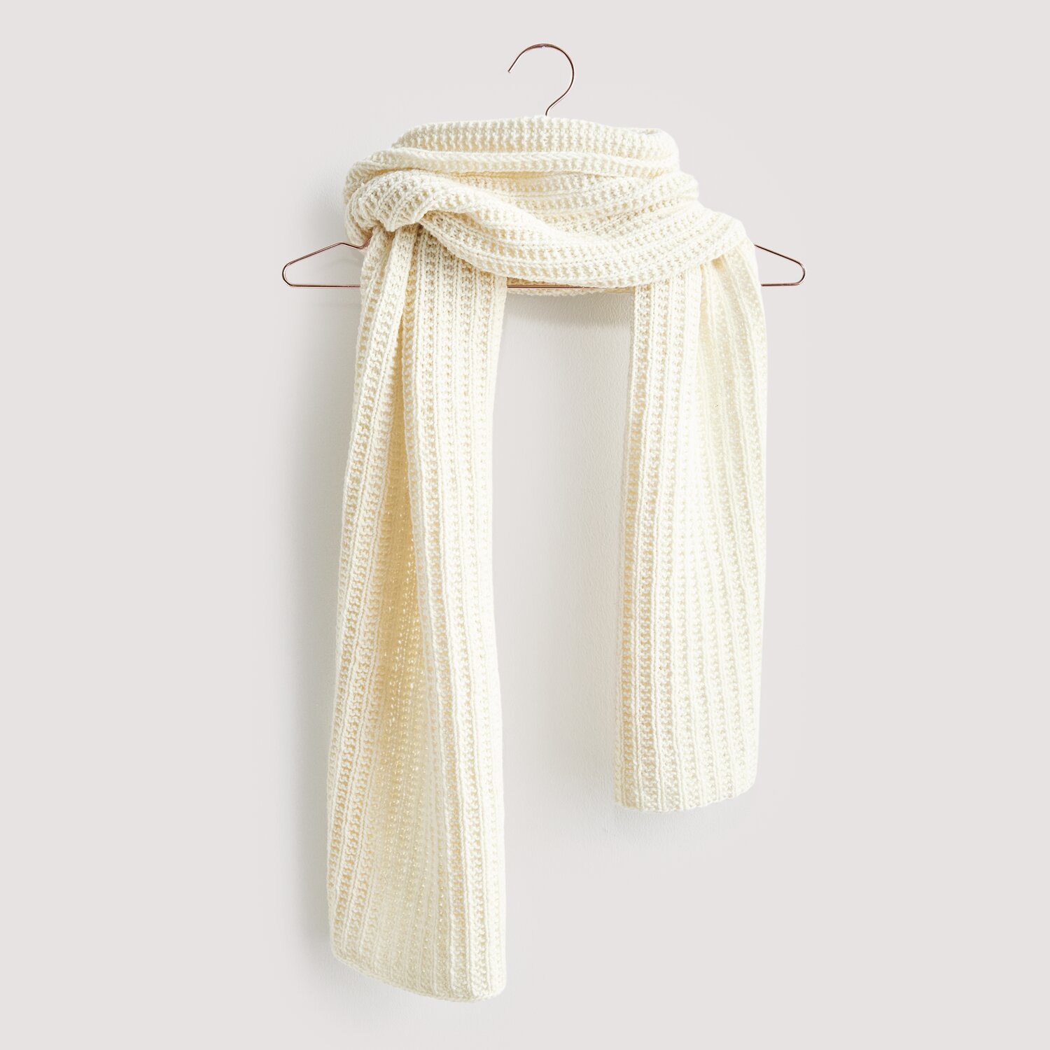 Strickset Schal Modell 07 aus Luxury Knits: Eleganter, cremefarbener Schal aus hochwertigen Naturfasern. Ideal für stilvolle Winteroutfits.