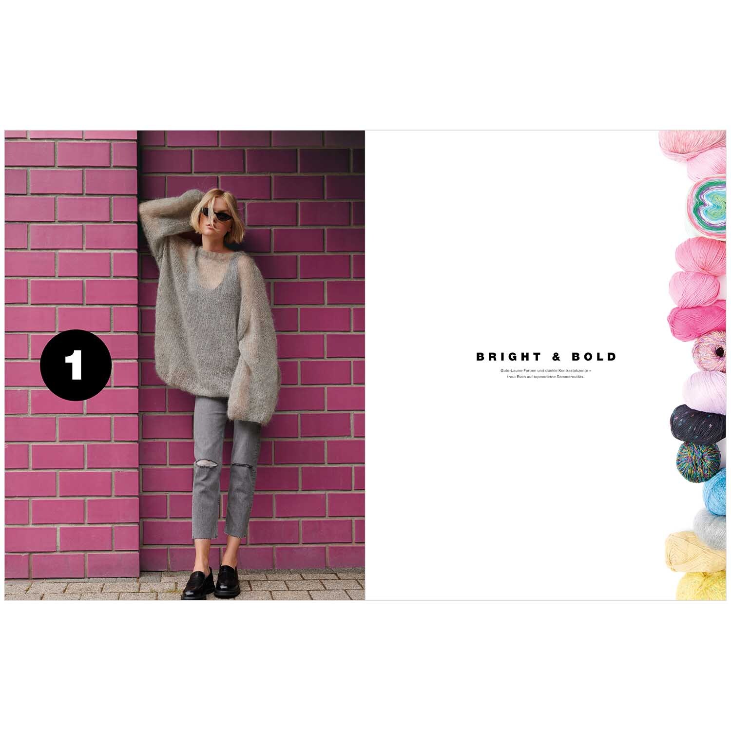 Made by Me Handknitting Nr. 12 Frühjahr-Sommer: Frau in grauem Pullover vor pinker Wand, Rico Design.