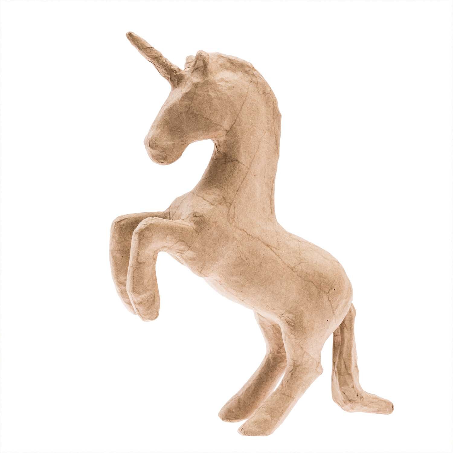 Pappmaché Einhorn von Rico Design in natürlichem Look, stehend auf den Hinterbeinen.