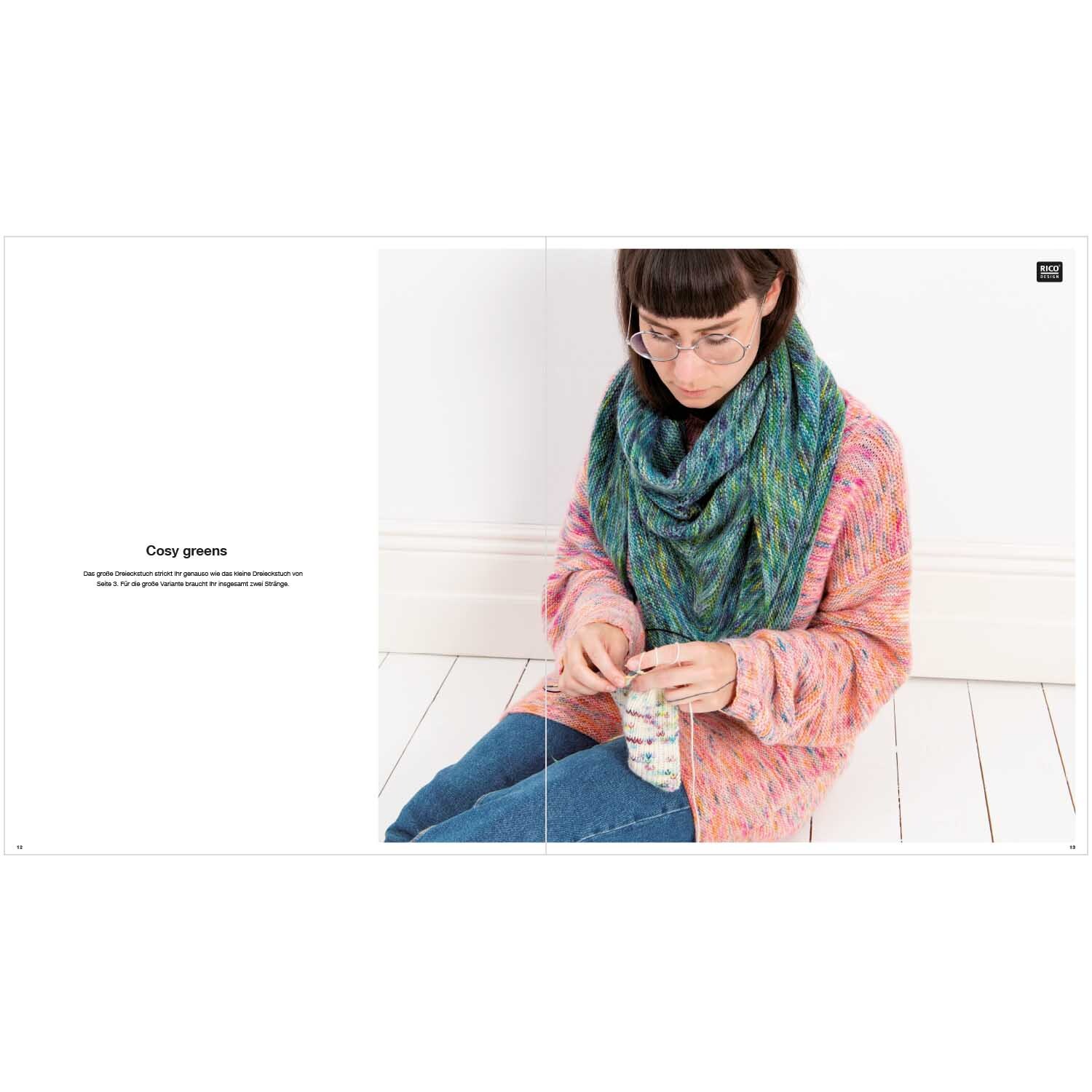 Luxury Hand-Dyed Happiness Special: Frau in buntem Strickpullover und grünem Schal von Rico Design sitzt auf weißem Boden.