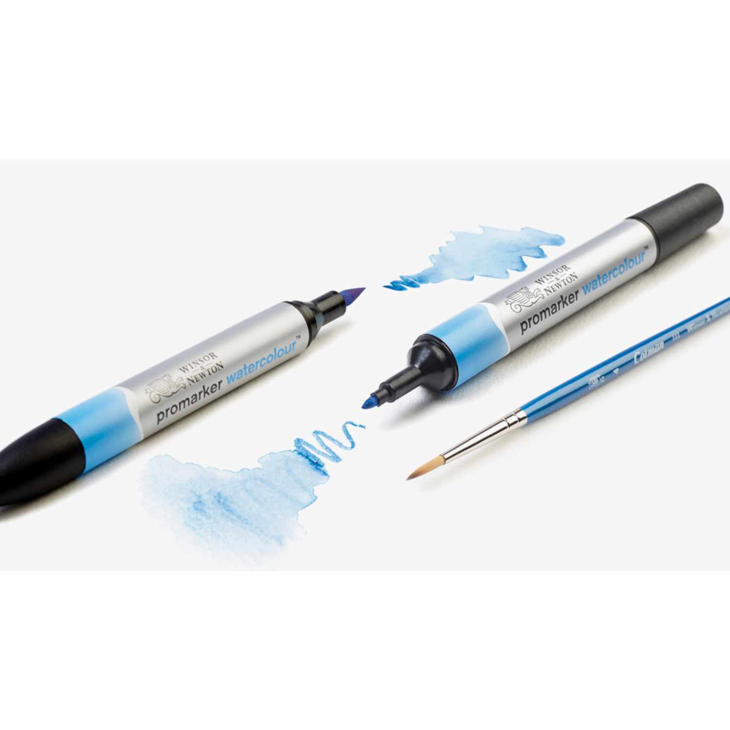 Promarker Aquarellmarker von Winsor & Newton in Blau, mit Pinsel und Farbstrichen auf weißem Hintergrund.