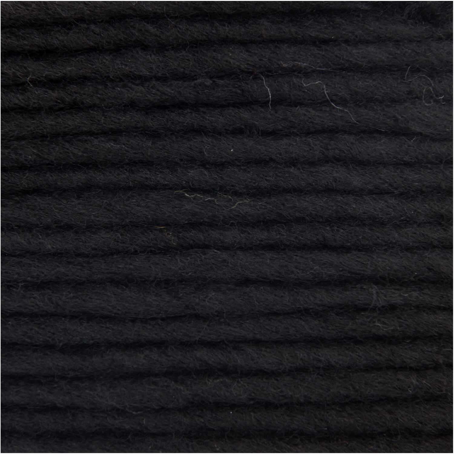 Essentials Super aran, 50g 100m, zeigt schwarze, weiche Wolle von Rico Design in Nahaufnahme. Ideal für Strickprojekte.