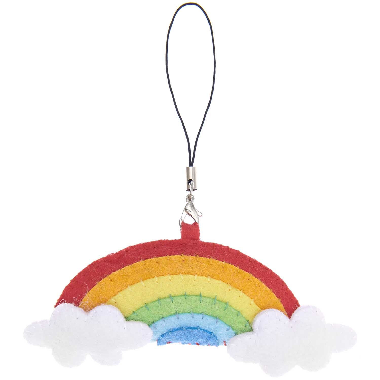 Bastelset Filz Regenbogen-Anhänger zeigt einen bunten Regenbogen aus Filz mit weißen Wolken. Ideal für kreative Projekte von Rico Design.